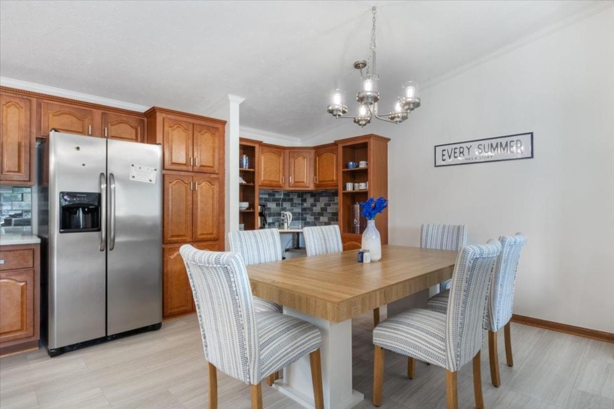 Gentle Sloped Lot, Private Dock, Boat Slip, Kayaks, Fire Table, Lakeview Deck, Family Friendly
