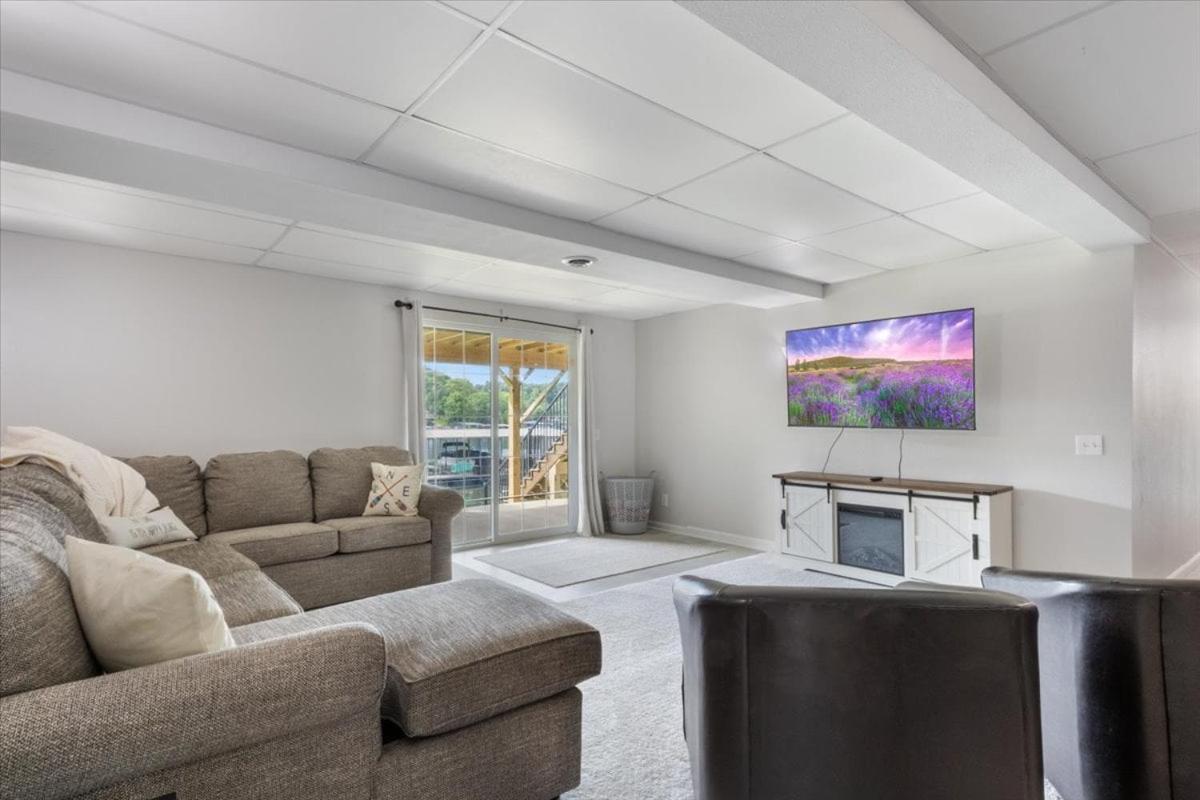 Gentle Sloped Lot, Private Dock, Boat Slip, Kayaks, Fire Table, Lakeview Deck, Family Friendly
