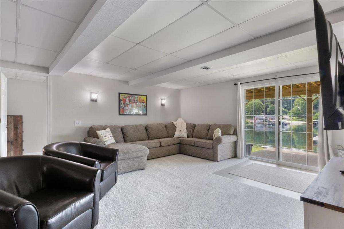Gentle Sloped Lot, Private Dock, Boat Slip, Kayaks, Fire Table, Lakeview Deck, Family Friendly