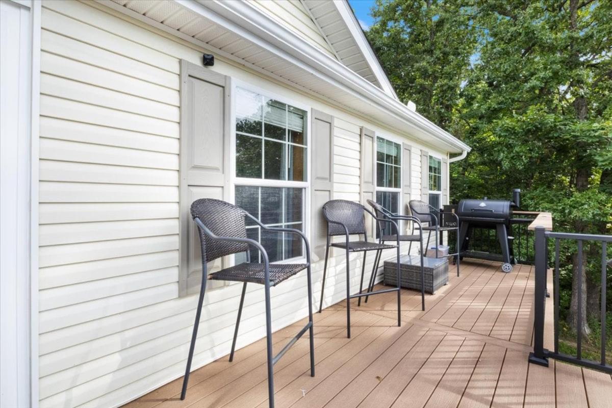 Gentle Sloped Lot, Private Dock, Boat Slip, Kayaks, Fire Table, Lakeview Deck, Family Friendly