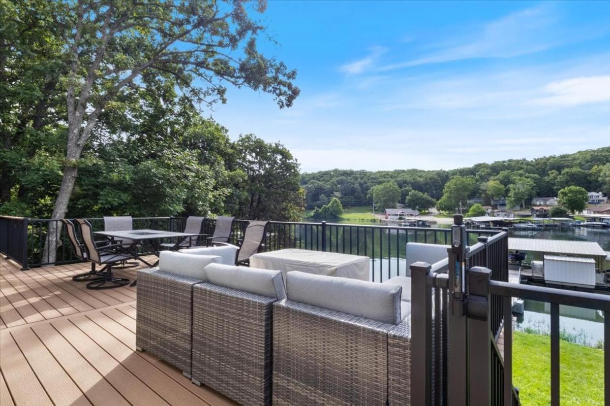 Gentle Sloped Lot, Private Dock, Boat Slip, Kayaks, Fire Table, Lakeview Deck, Family Friendly
