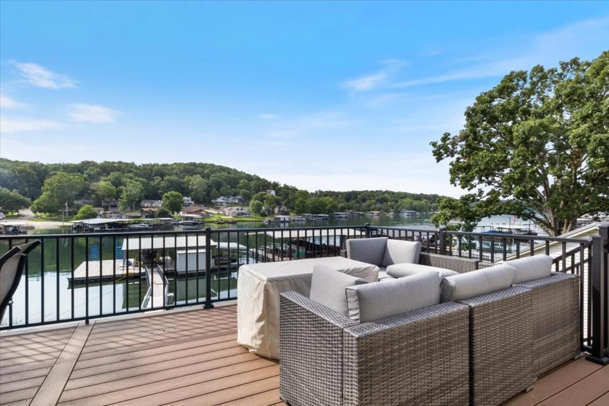 Gentle Sloped Lot, Private Dock, Boat Slip, Kayaks, Fire Table, Lakeview Deck, Family Friendly