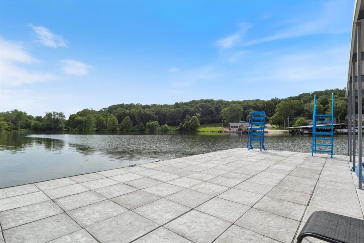 Gentle Sloped Lot, Private Dock, Boat Slip, Kayaks, Fire Table, Lakeview Deck, Family Friendly