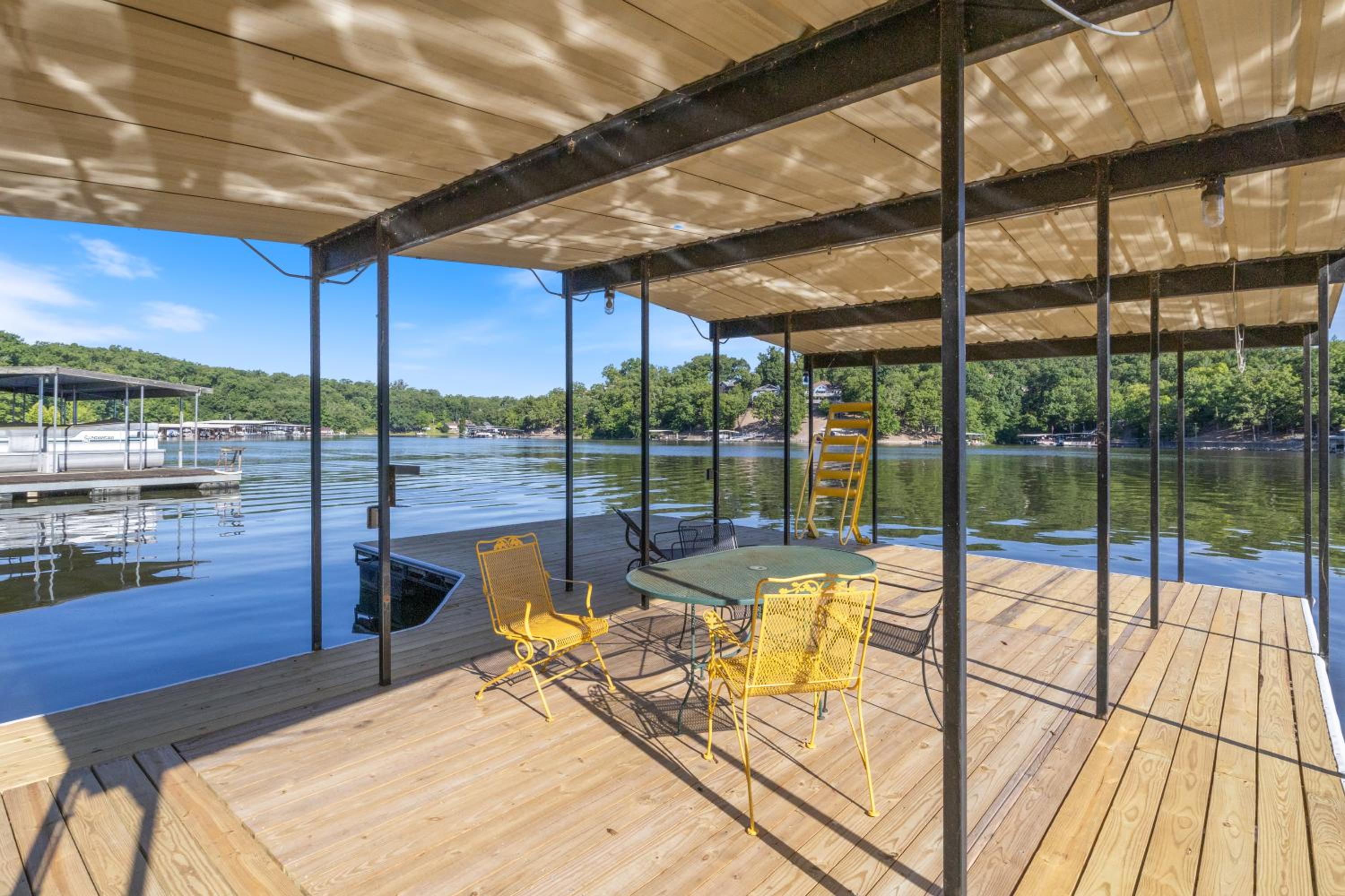 Firepit, Kayaks, Paddle Board, Lake Views, Great Location