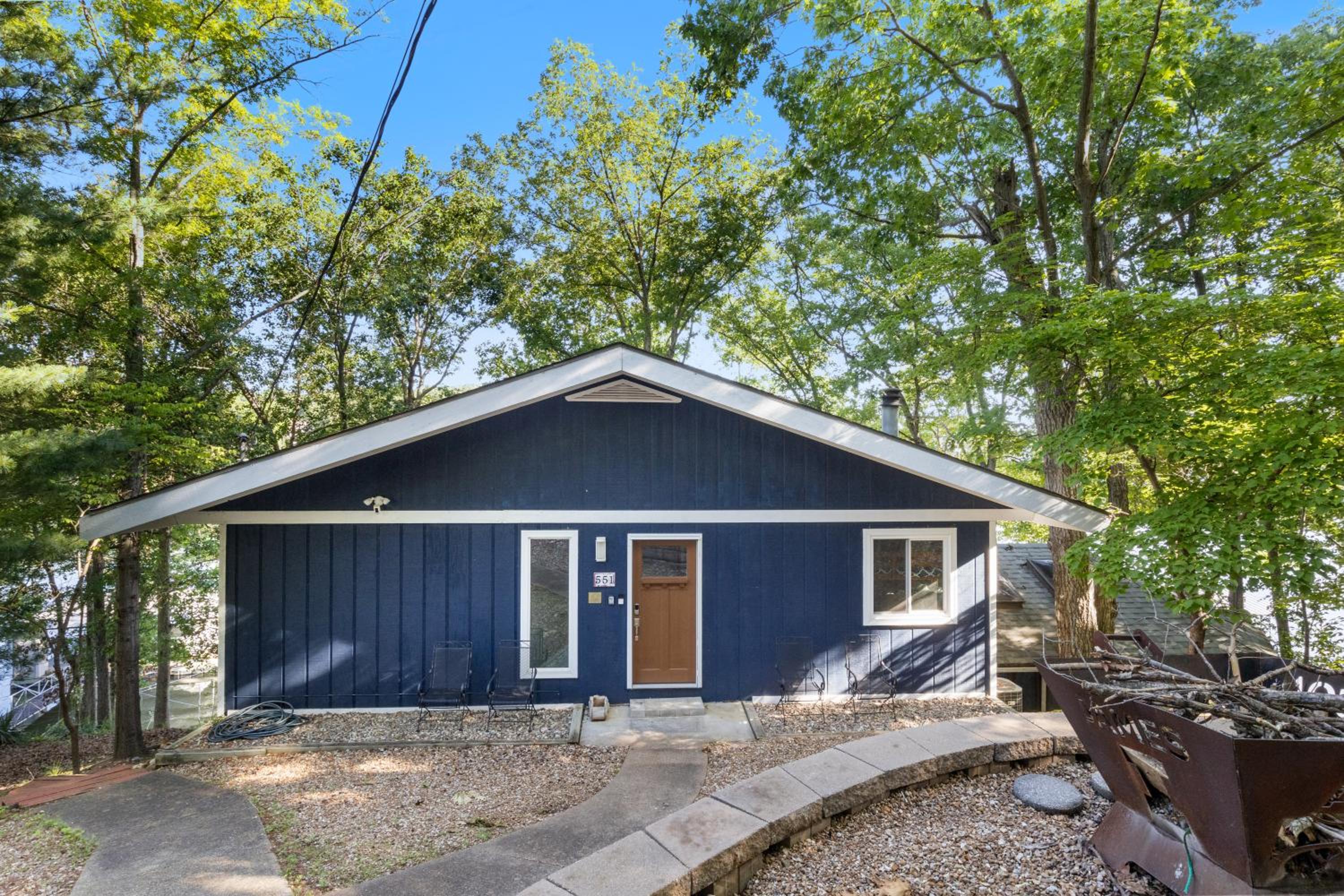Firepit, Kayaks, Paddle Board, Lake Views, Great Location