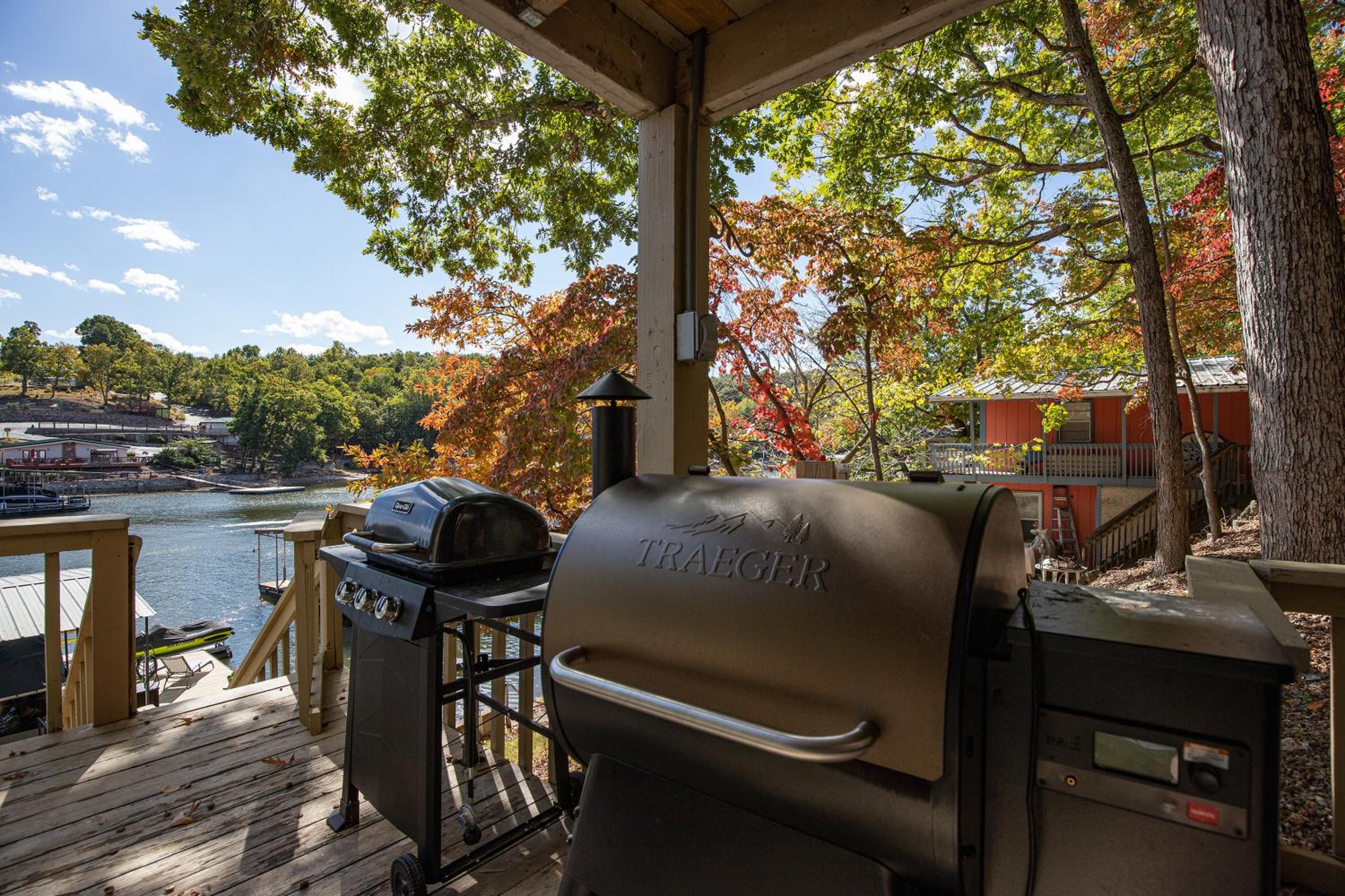 Close to The Strip, Private Dock & Screened Deck!
