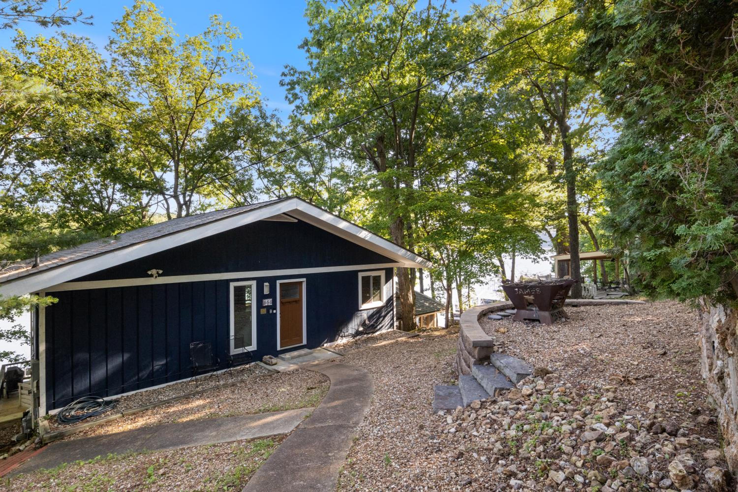 Firepit, Kayaks, Paddle Board, Lake Views, Great Location