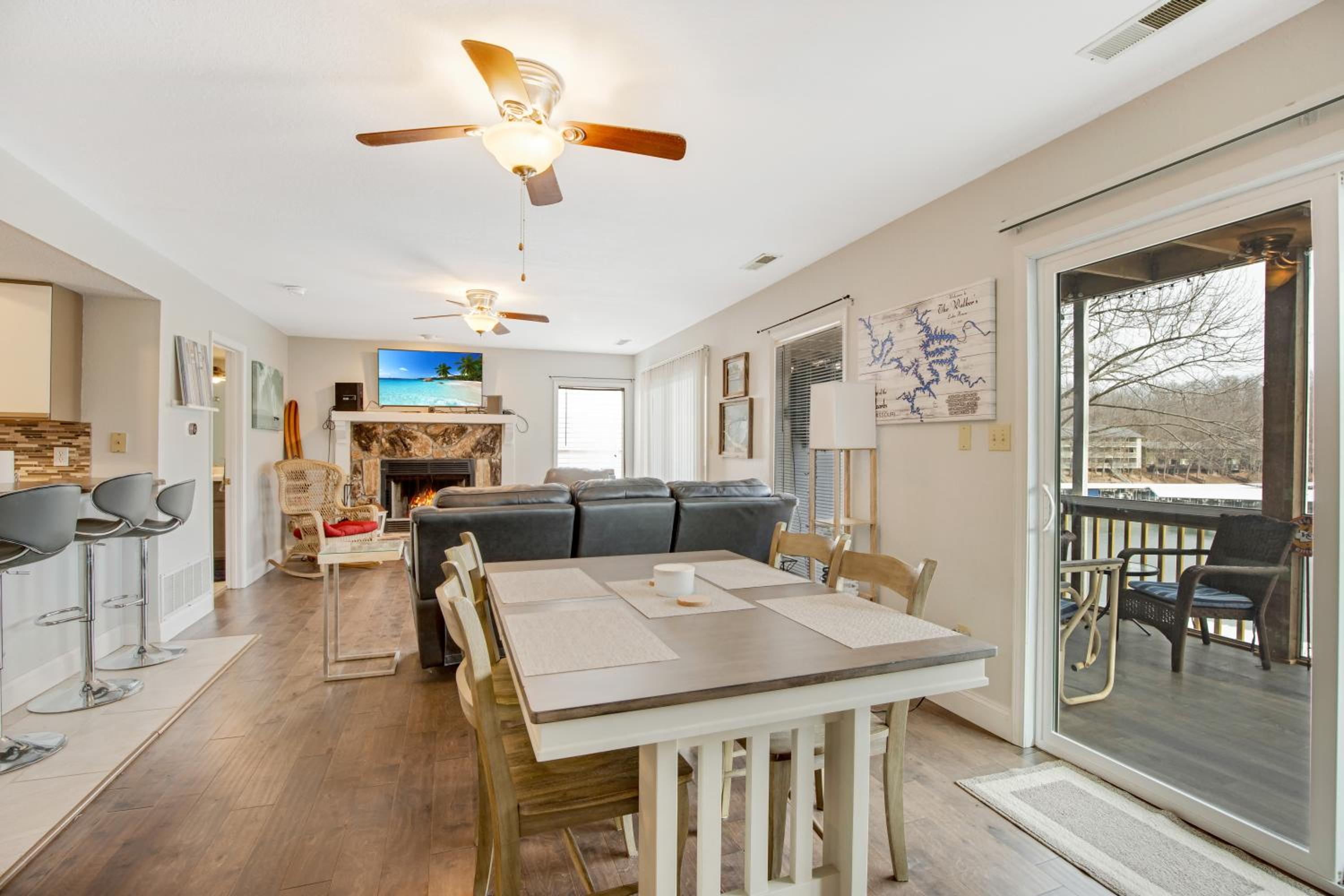 Close to The Strip, Private Dock & Screened Deck!