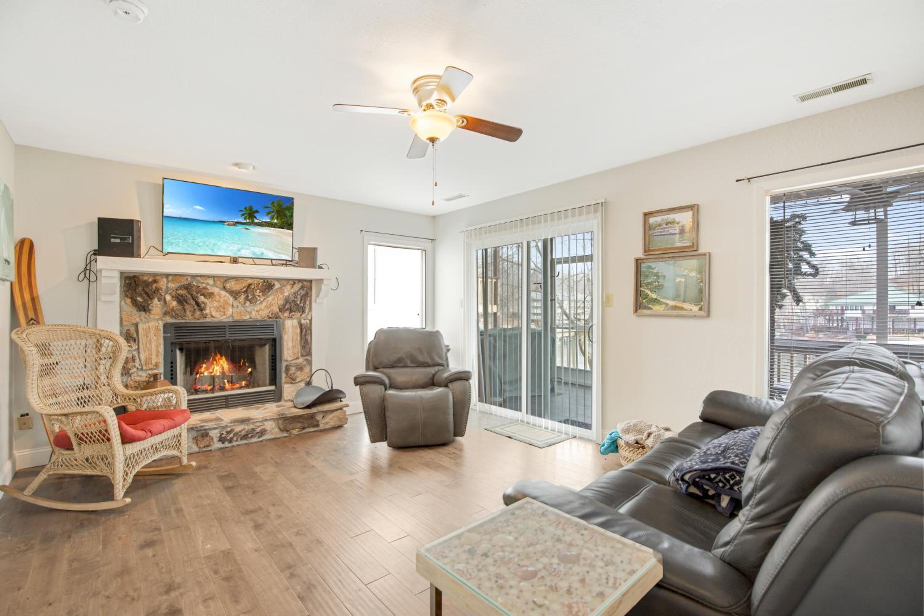 Close to The Strip, Private Dock & Screened Deck!