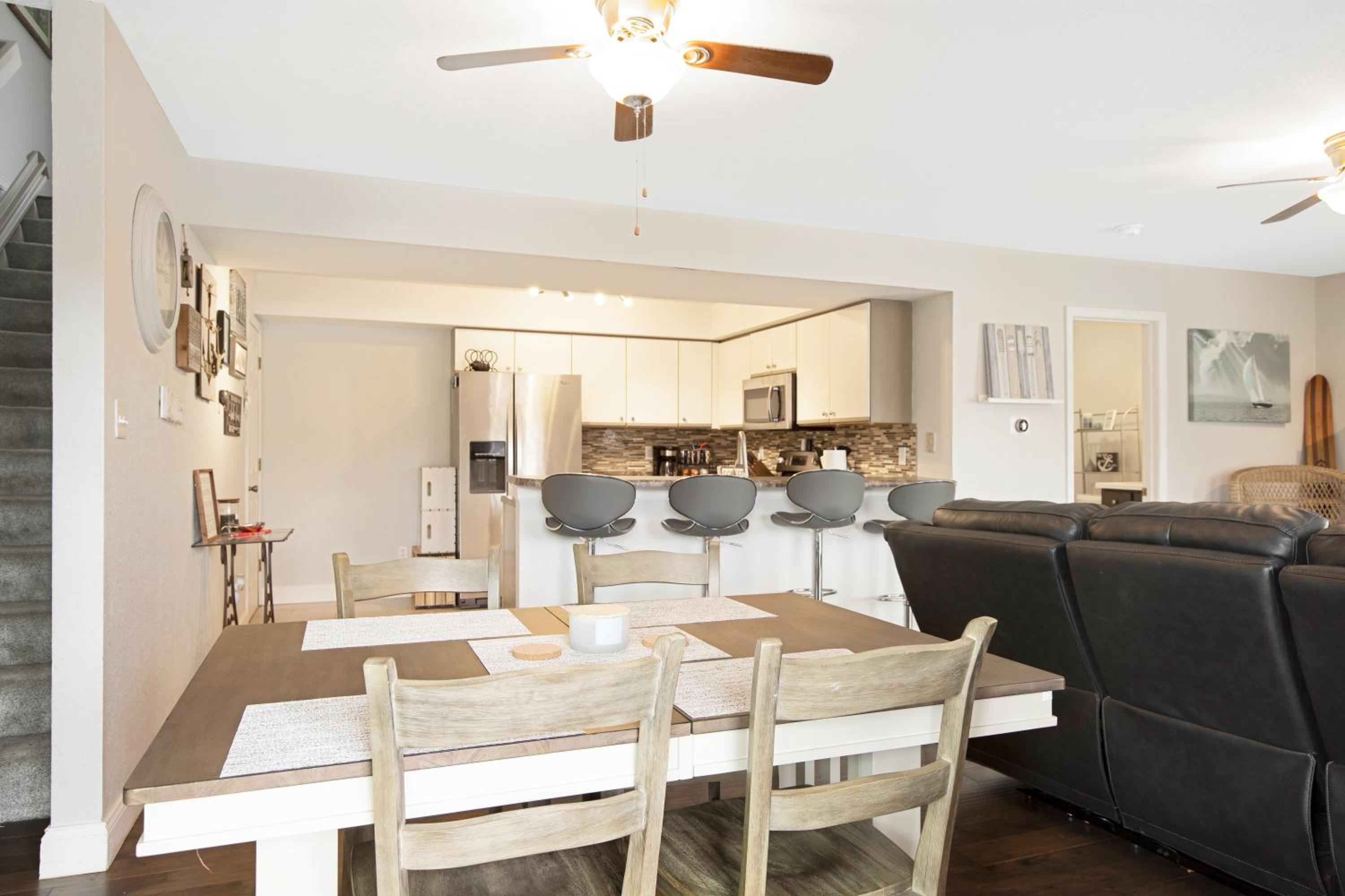 Close to The Strip, Private Dock & Screened Deck!