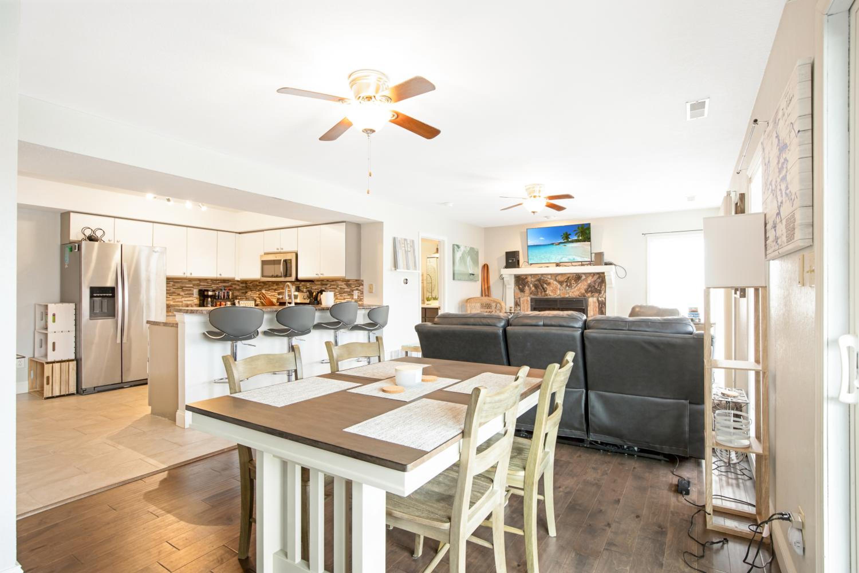 Close to The Strip, Private Dock & Screened Deck!