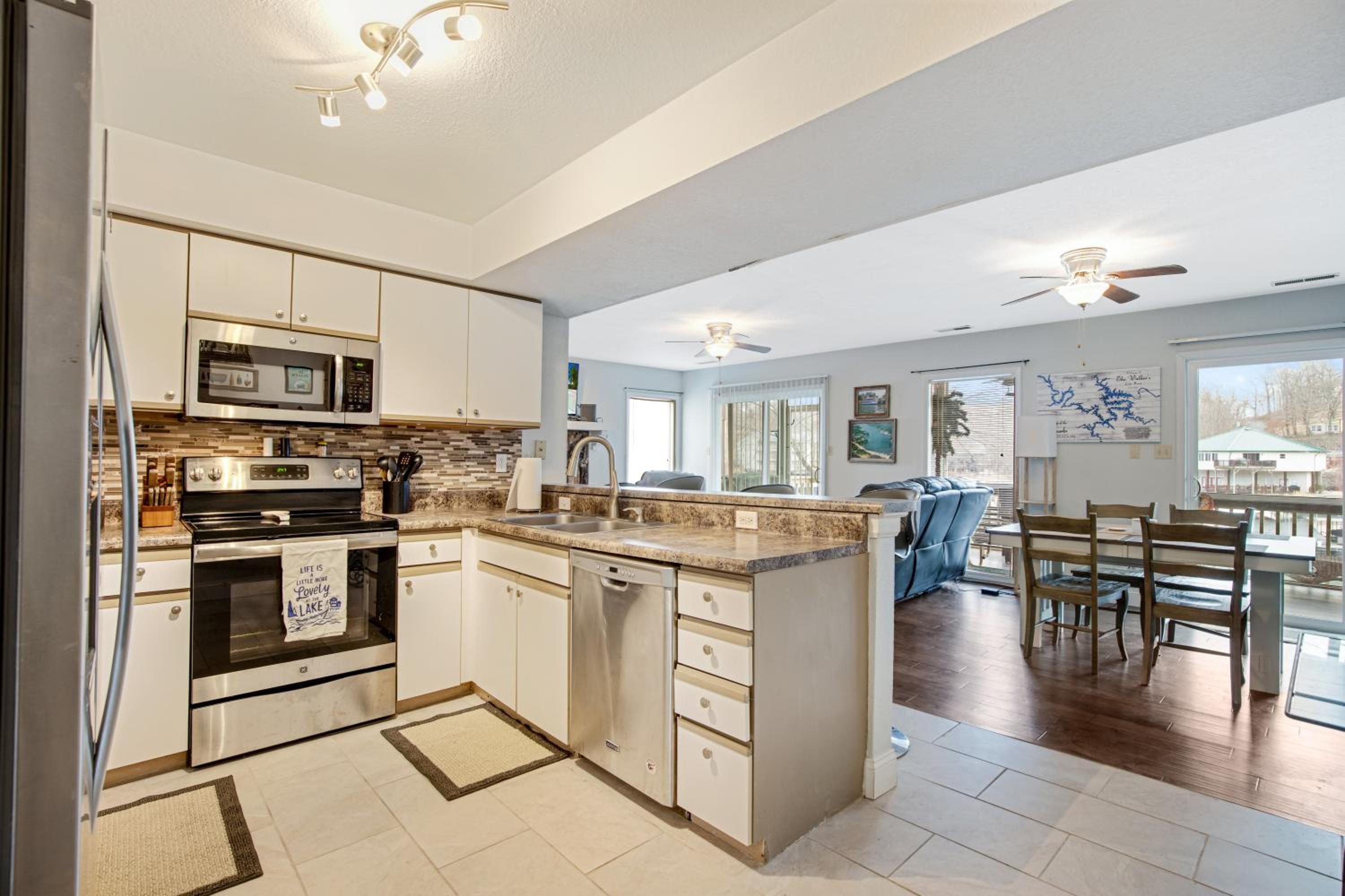 Close to The Strip, Private Dock & Screened Deck!