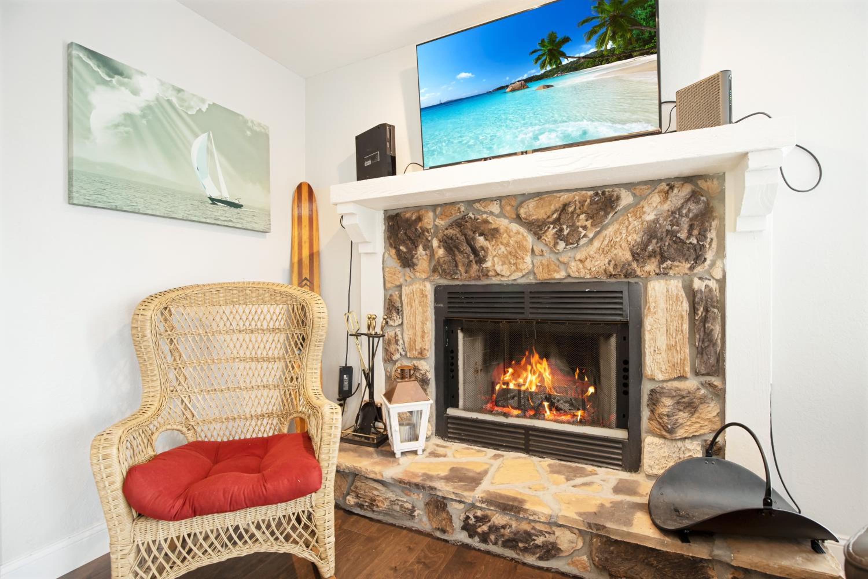 Close to The Strip, Private Dock & Screened Deck!