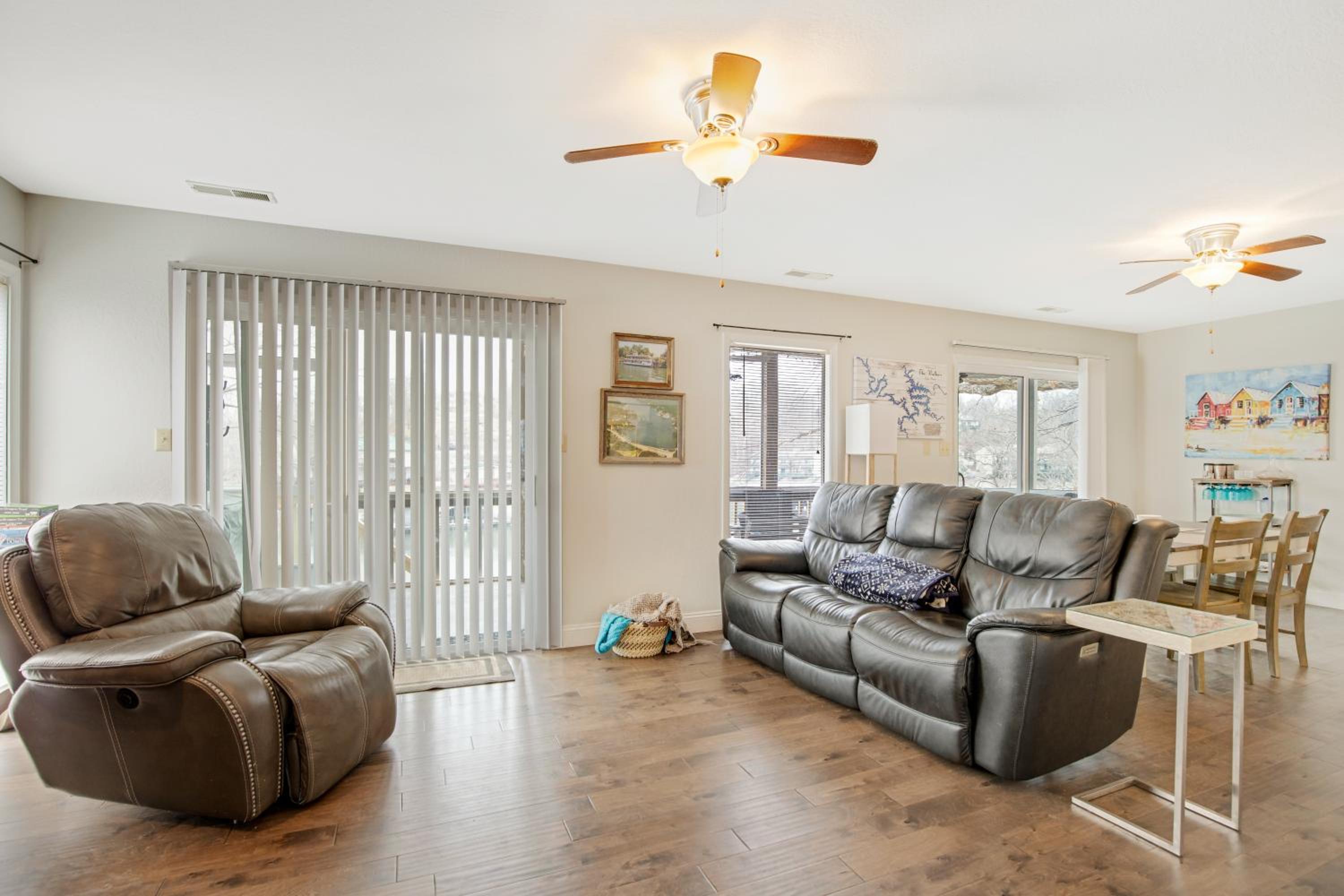 Close to The Strip, Private Dock & Screened Deck!
