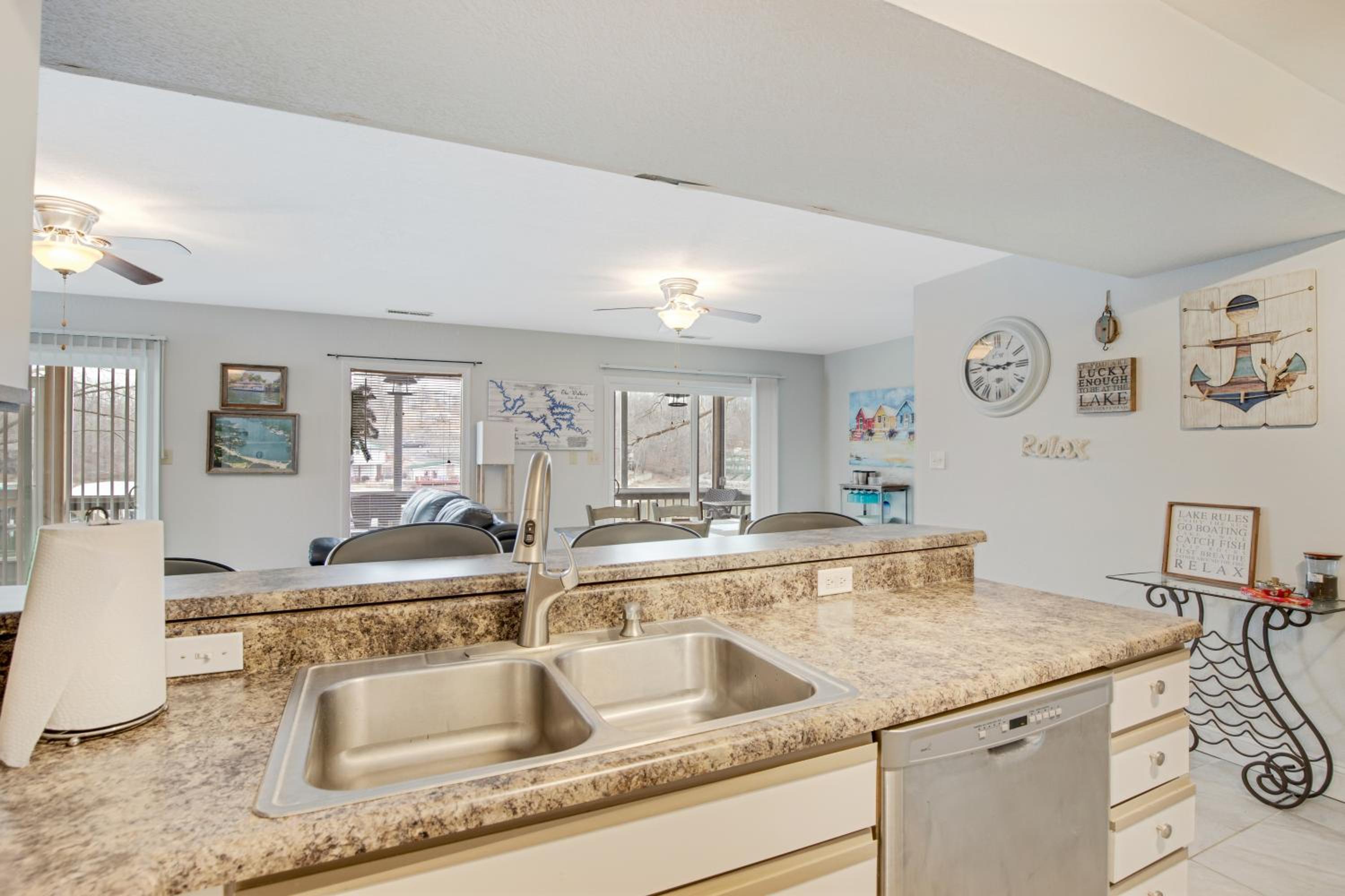 Close to The Strip, Private Dock & Screened Deck!