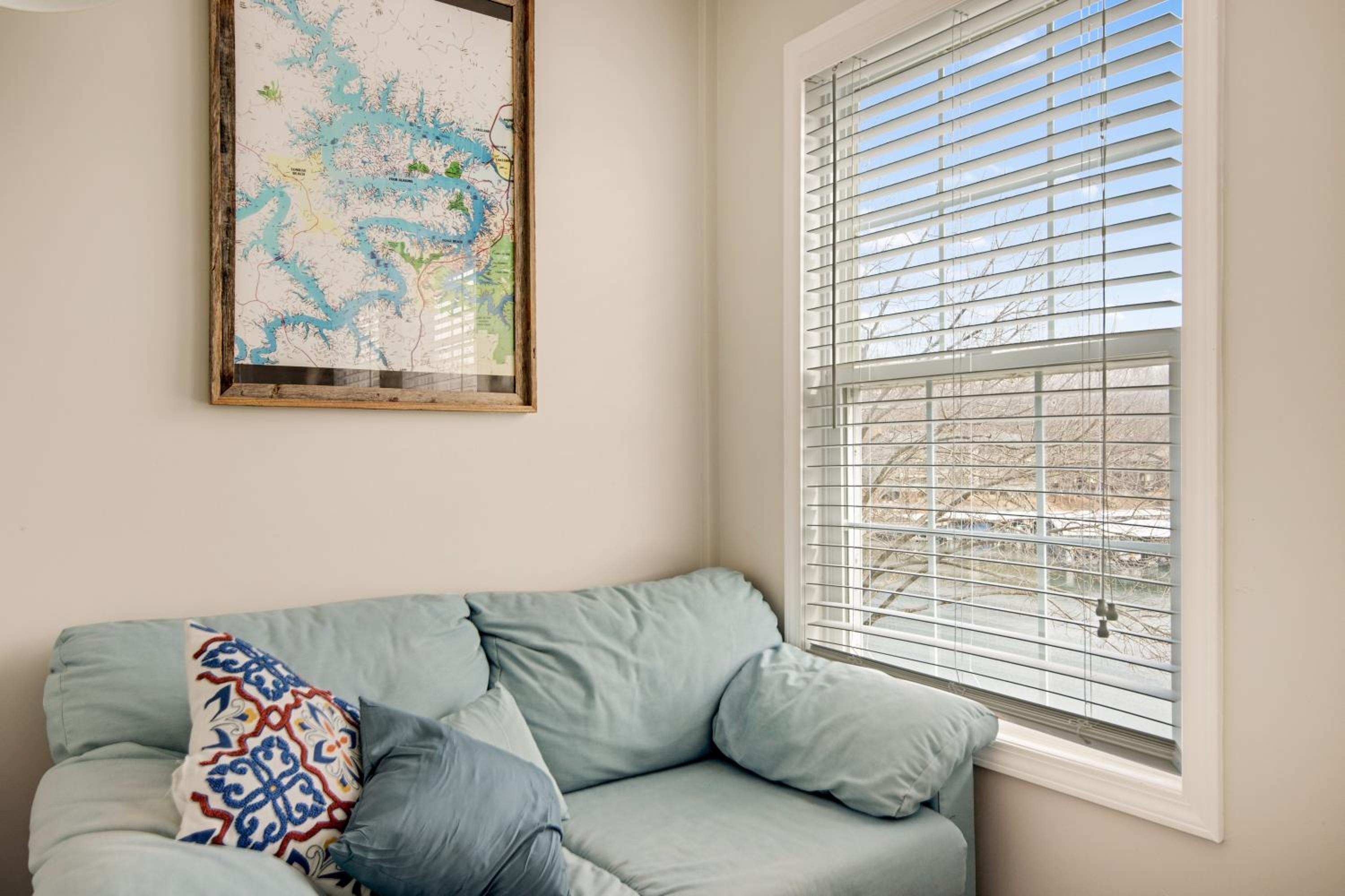 Close to The Strip, Private Dock & Screened Deck!