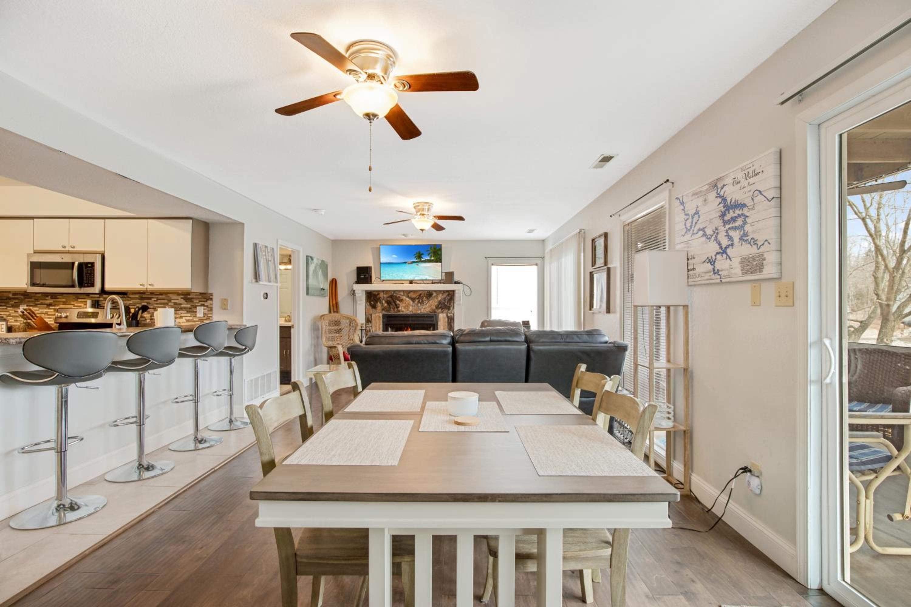 Close to The Strip, Private Dock & Screened Deck!