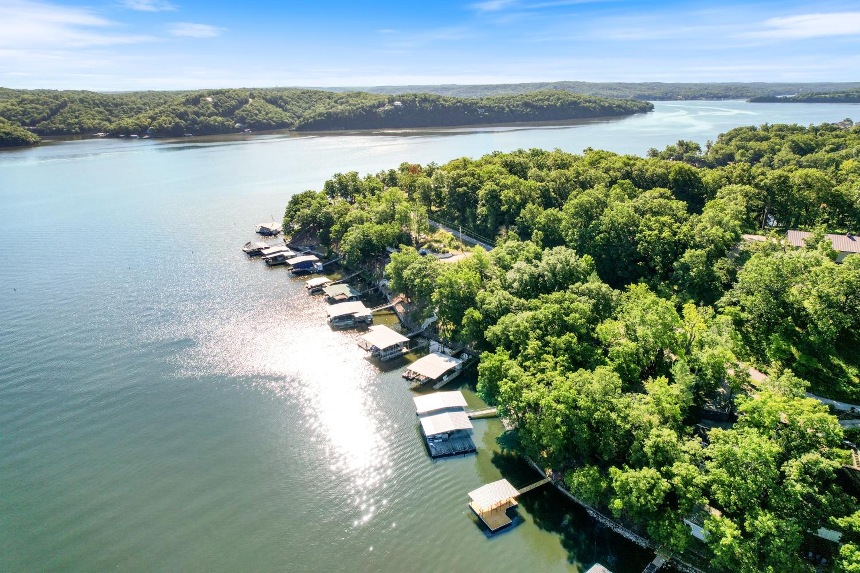 Firepit, Kayaks, Paddle Board, Lake Views, Great Location