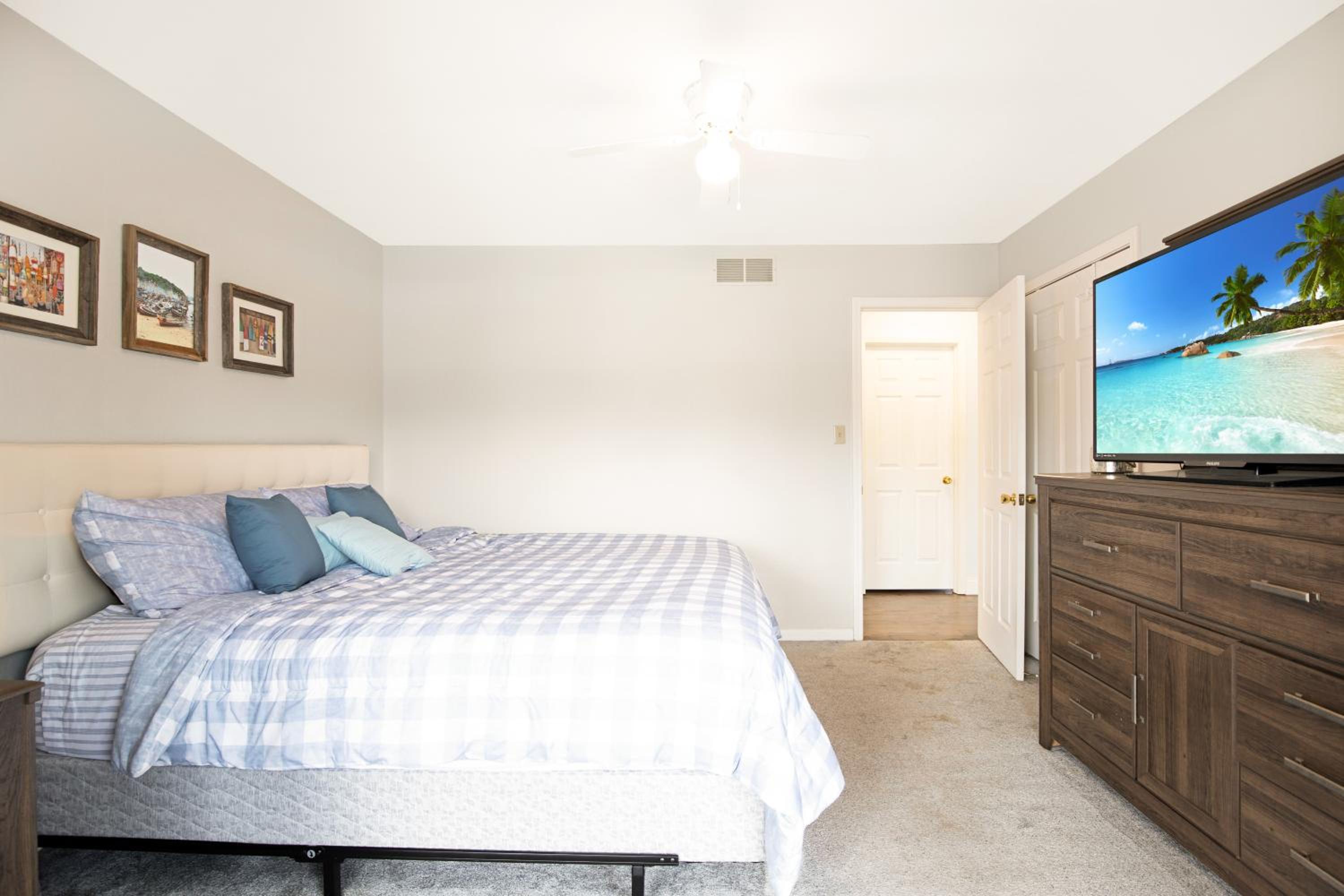 Close to The Strip, Private Dock & Screened Deck!