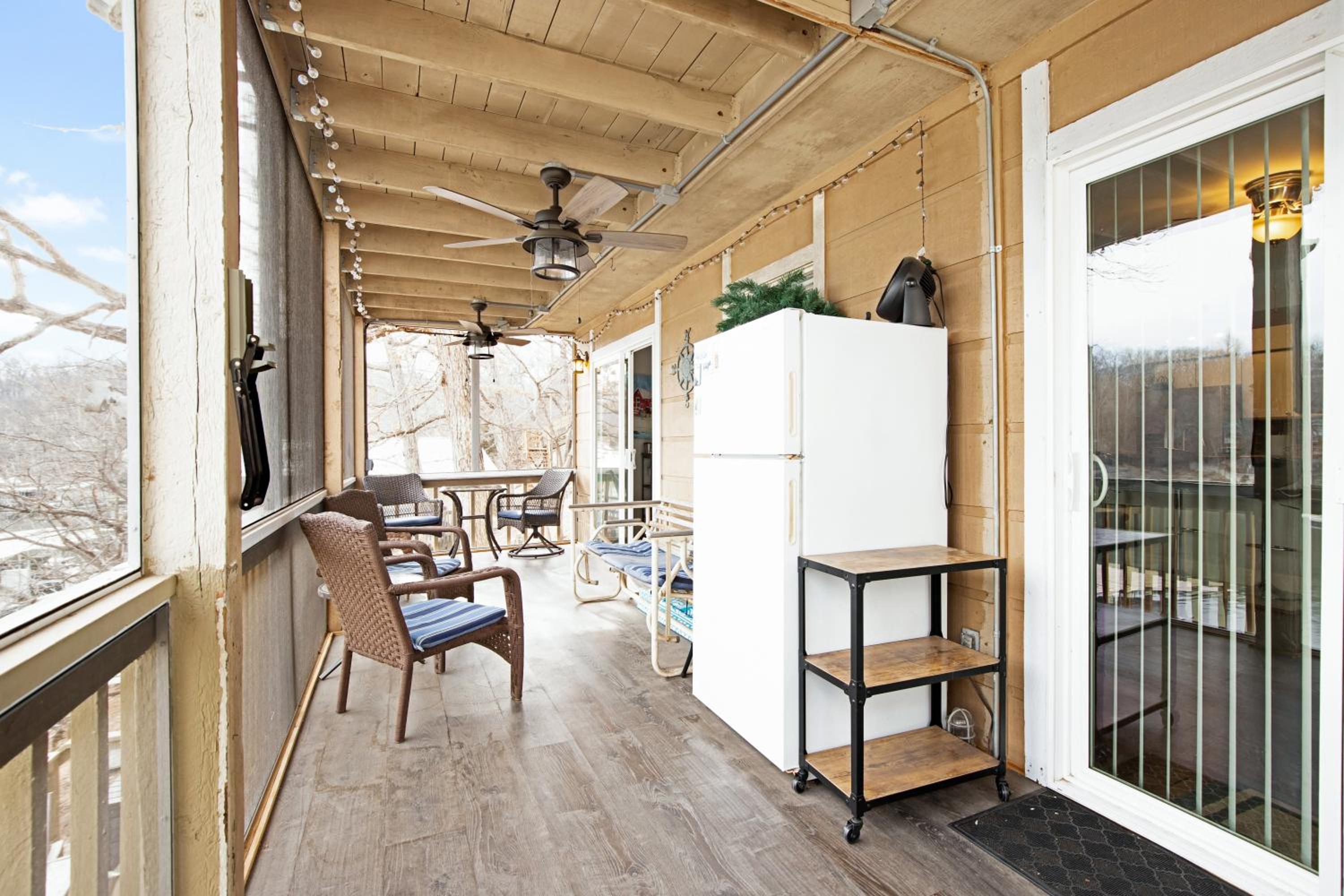 Close to The Strip, Private Dock & Screened Deck!