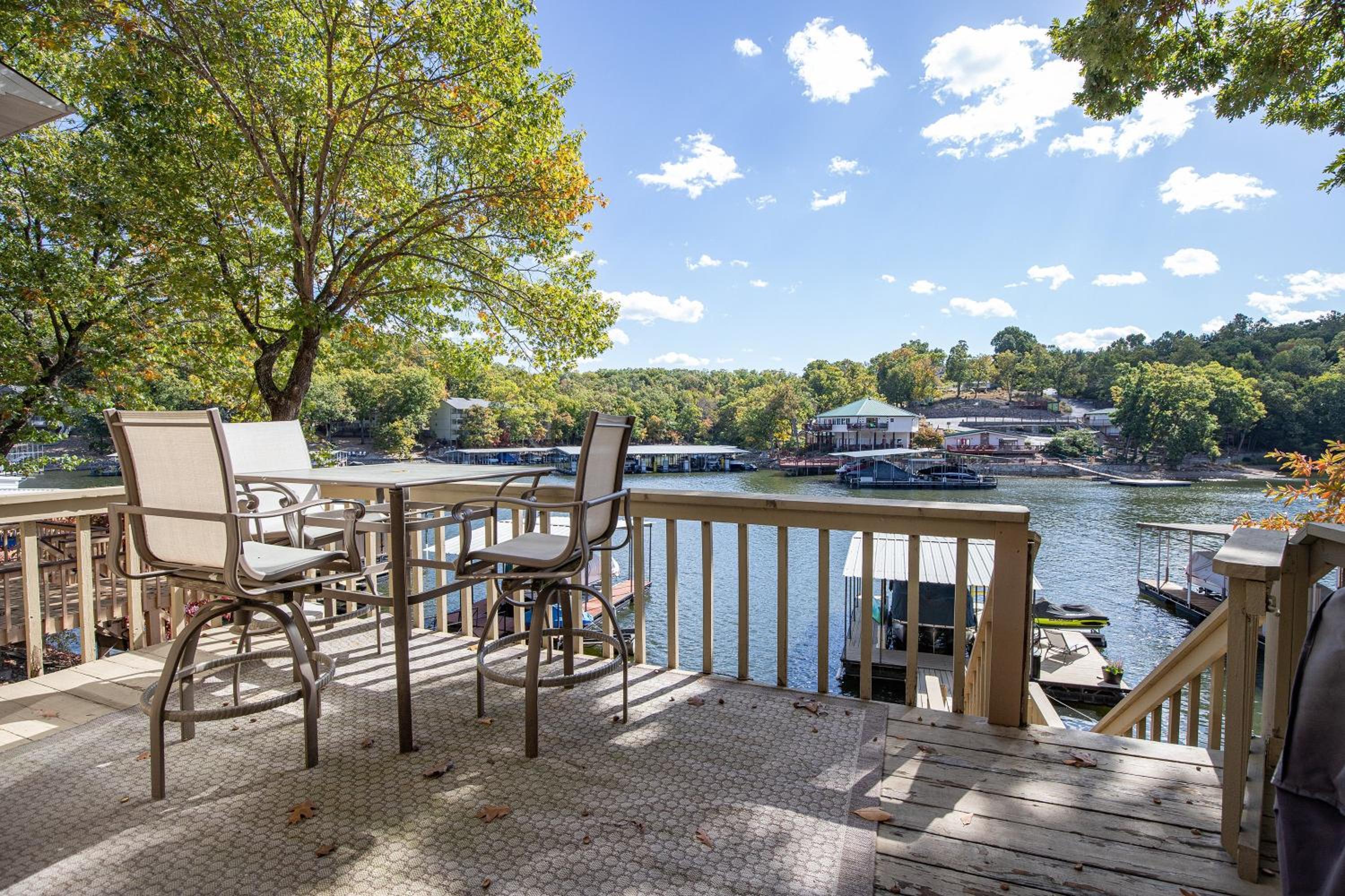 Close to The Strip, Private Dock & Screened Deck!