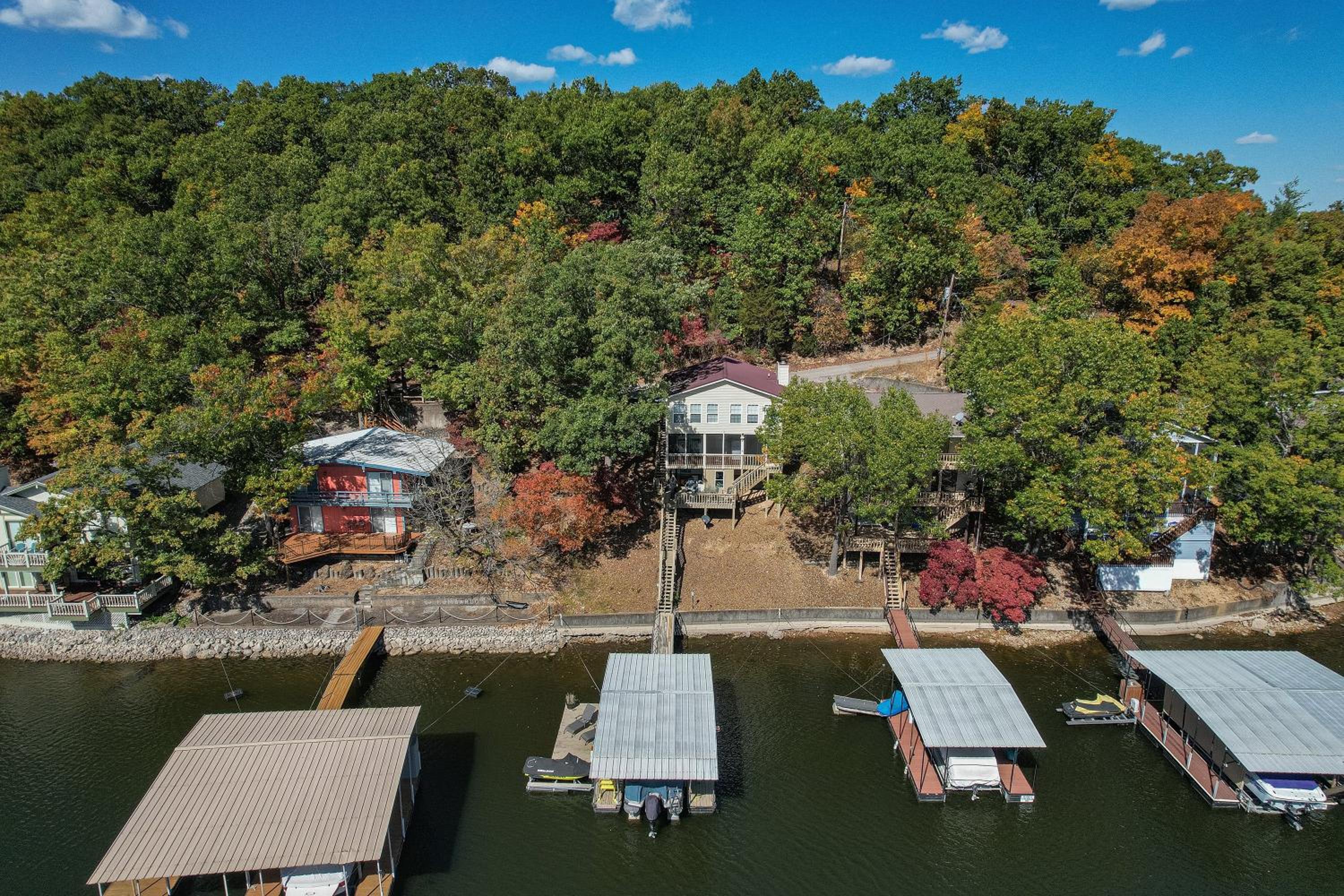 Close to The Strip, Private Dock & Screened Deck!