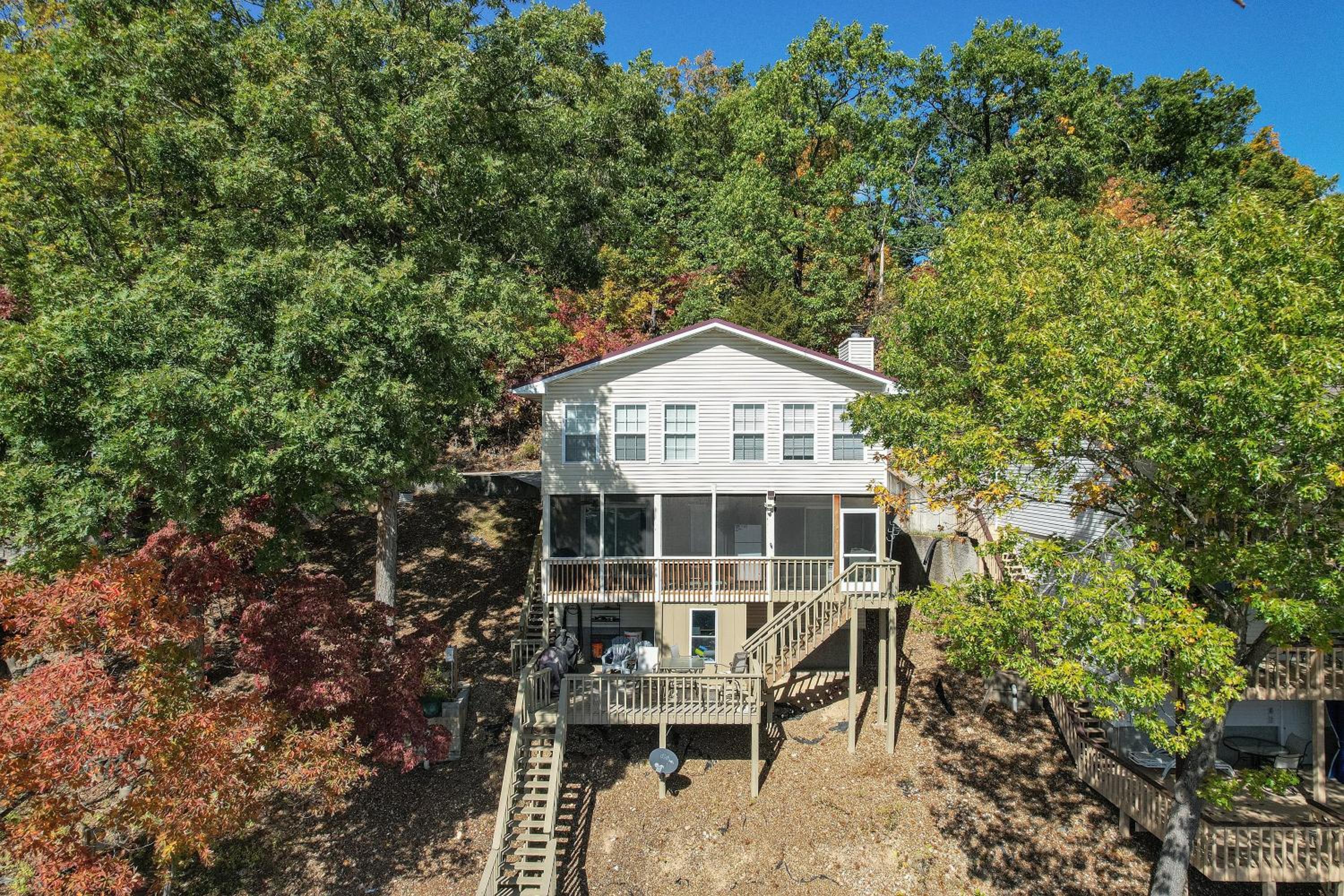 Close to The Strip, Private Dock & Screened Deck!