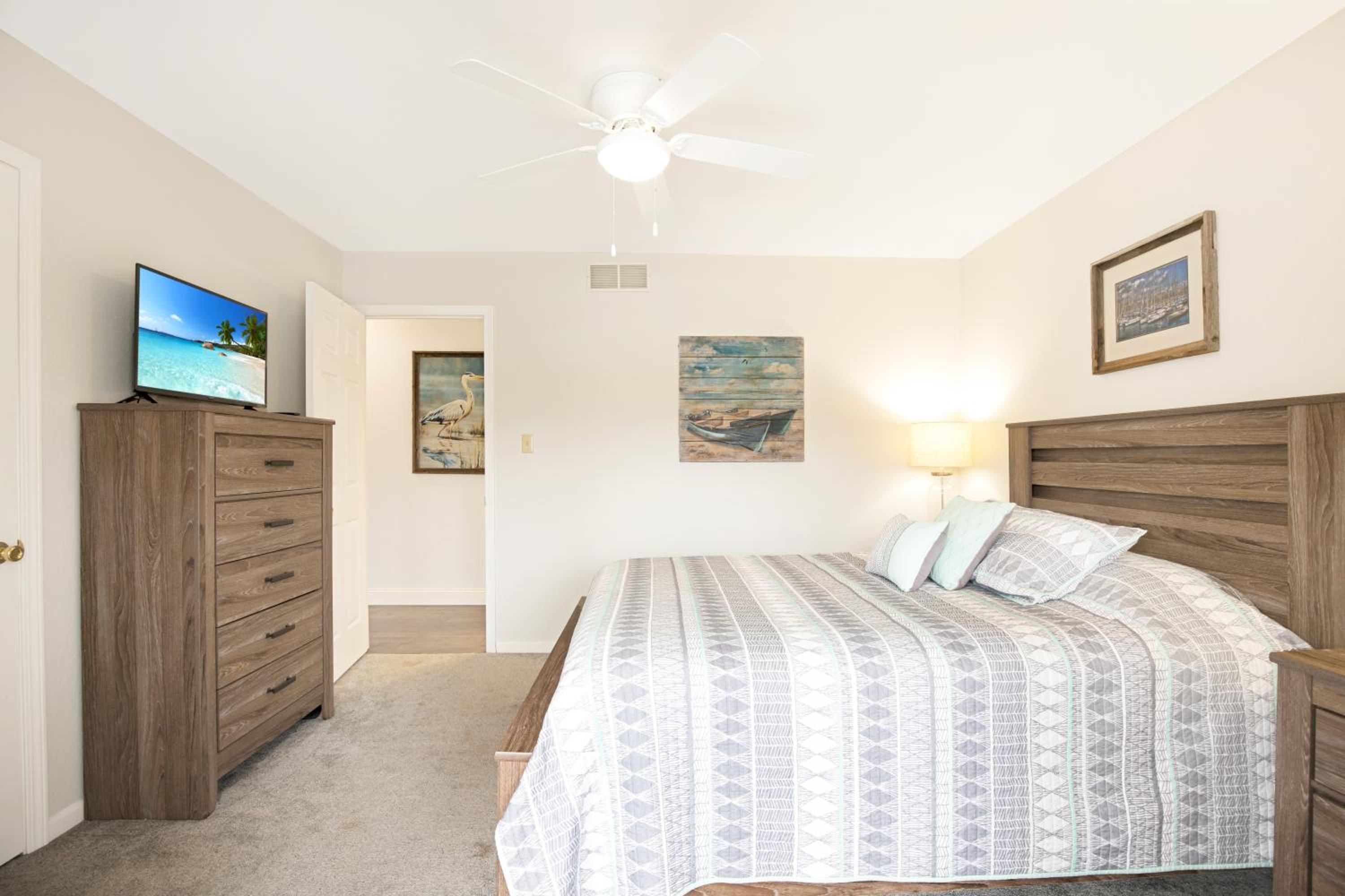 Close to The Strip, Private Dock & Screened Deck!