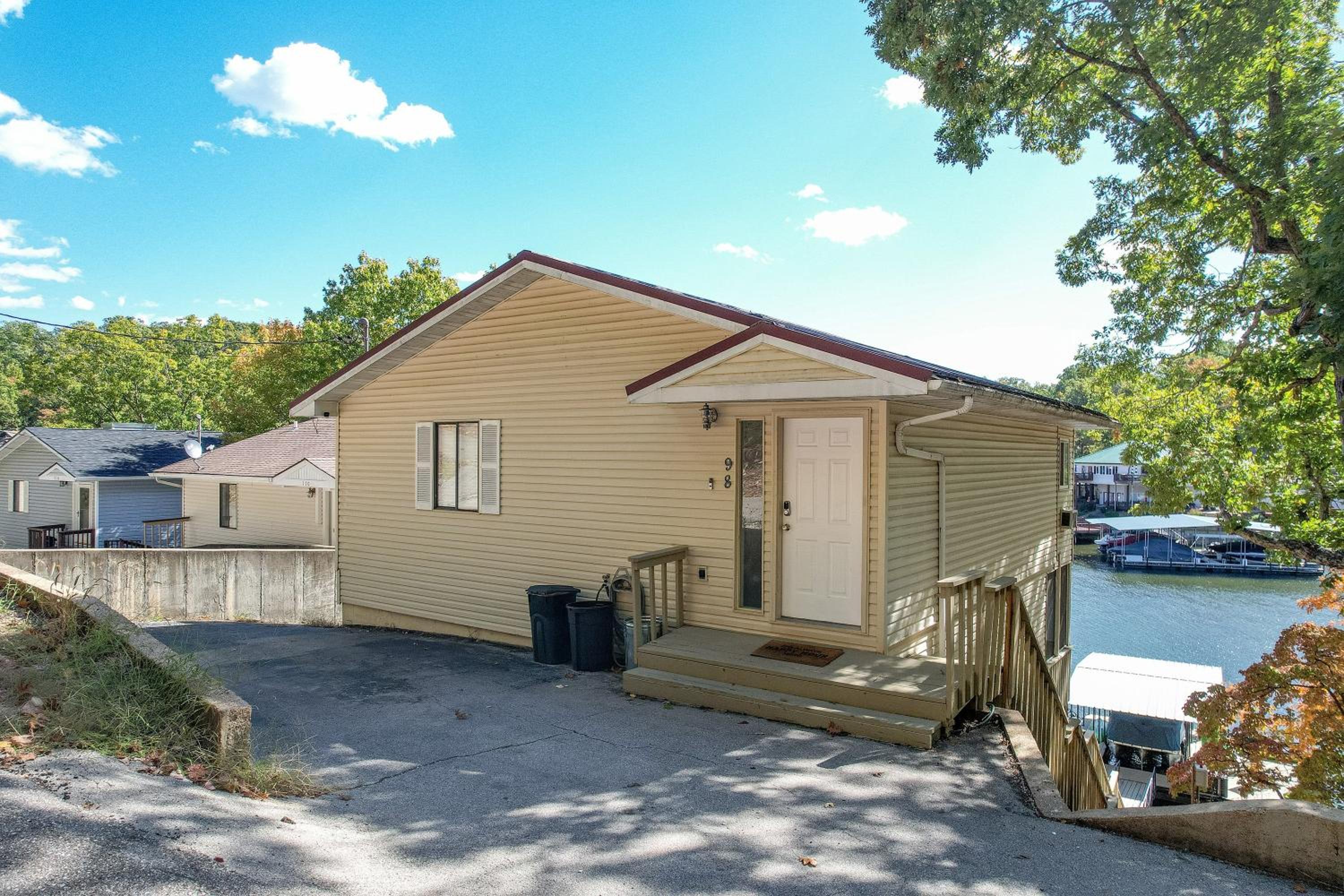 Close to The Strip, Private Dock & Screened Deck!