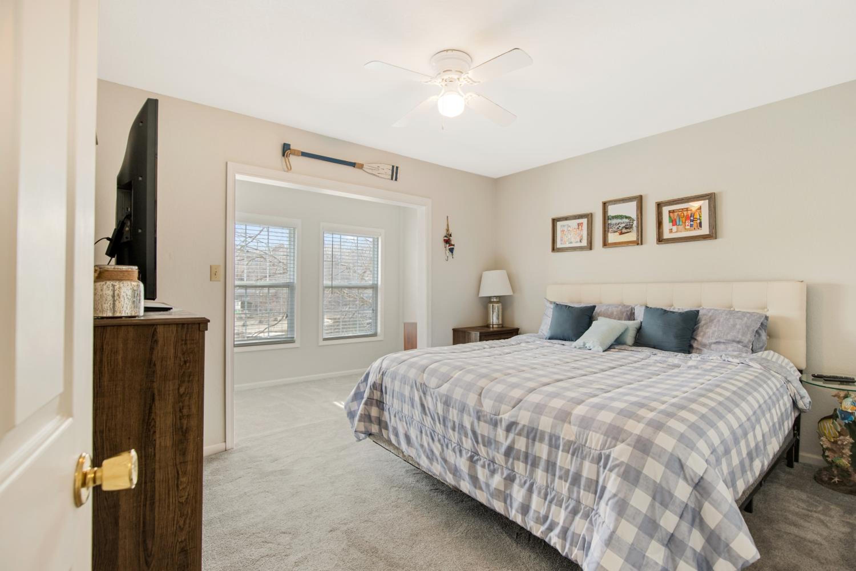 Close to The Strip, Private Dock & Screened Deck!