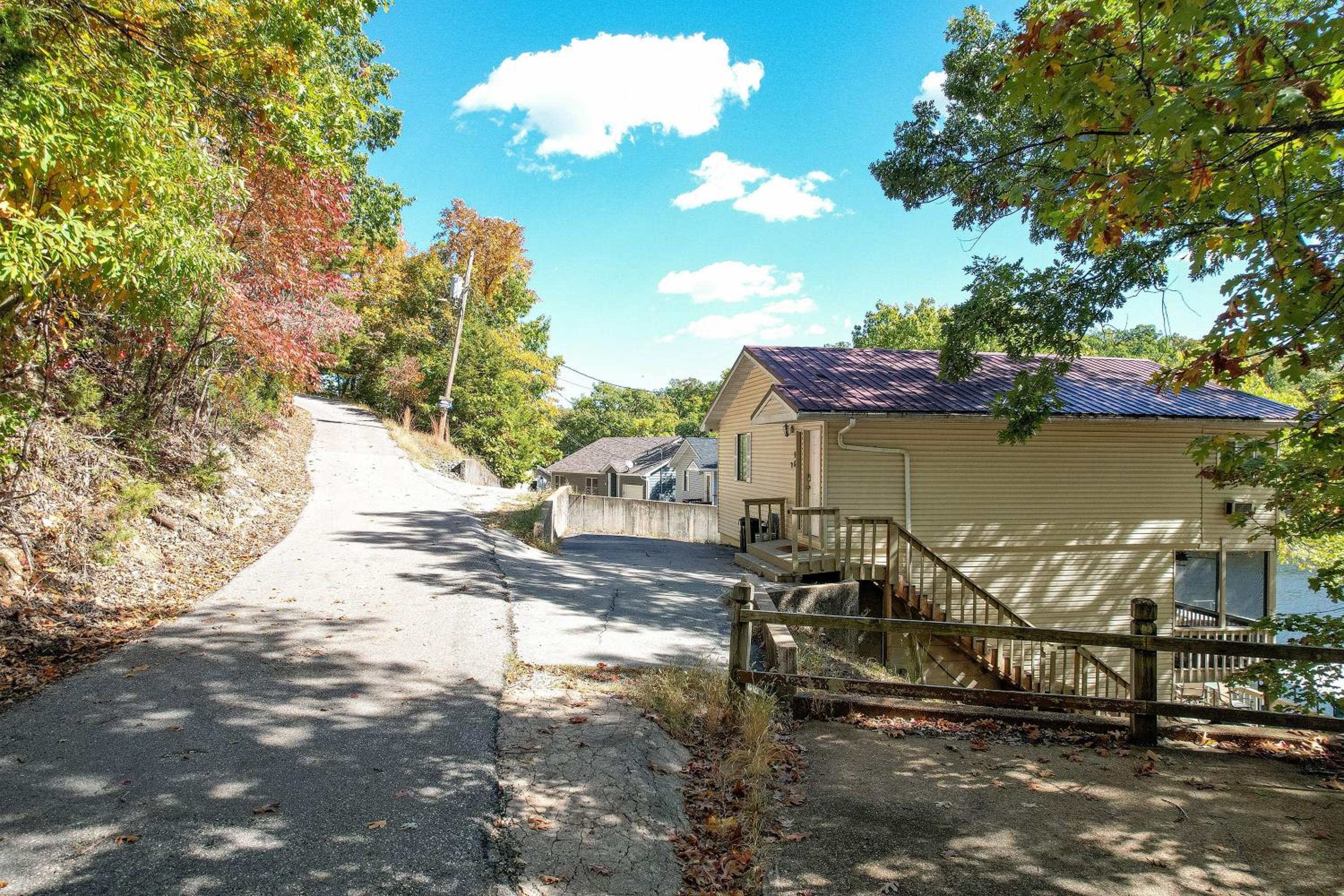 Close to The Strip, Private Dock & Screened Deck!