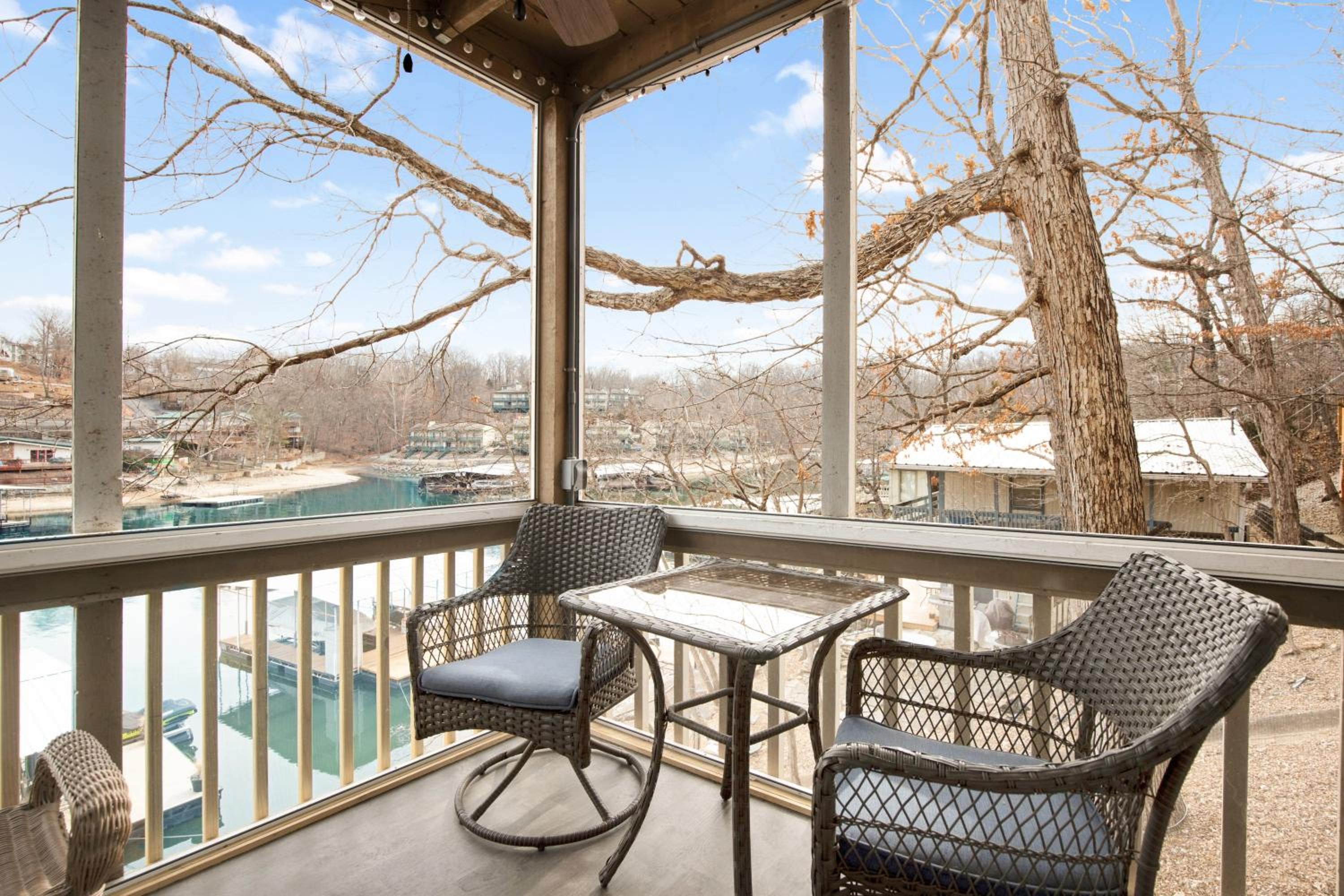 Close to The Strip, Private Dock & Screened Deck!