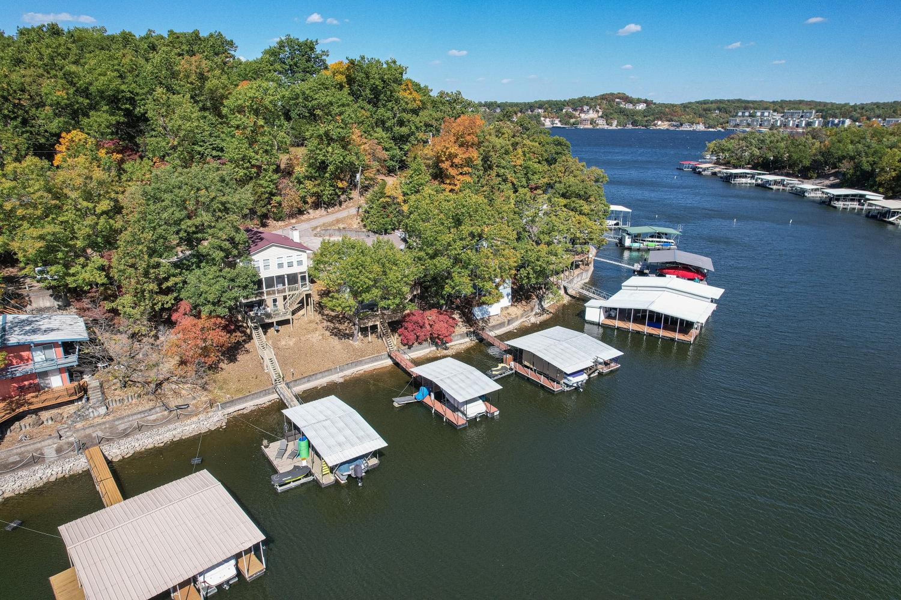 Close to The Strip, Private Dock & Screened Deck!