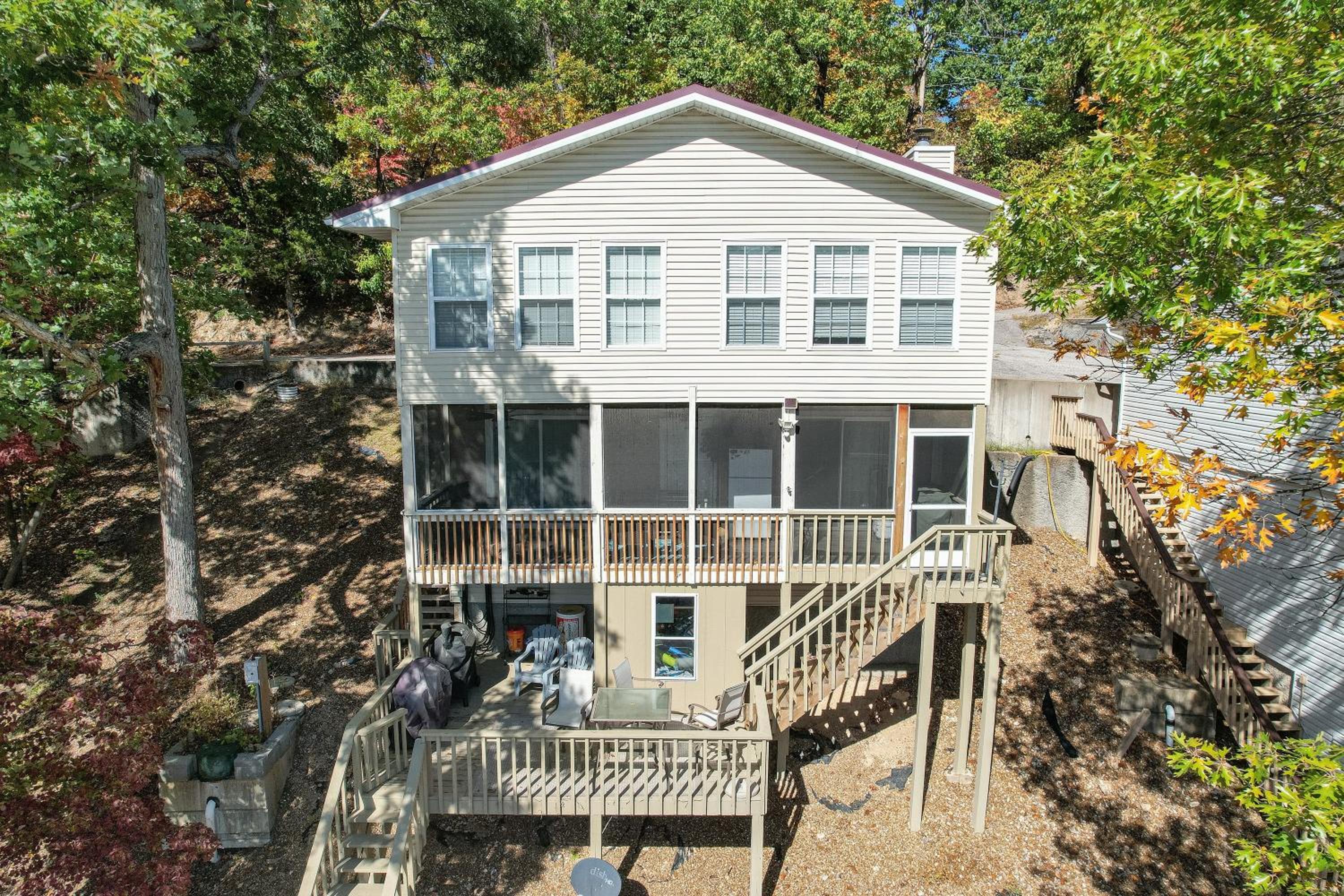 Close to The Strip, Private Dock & Screened Deck!
