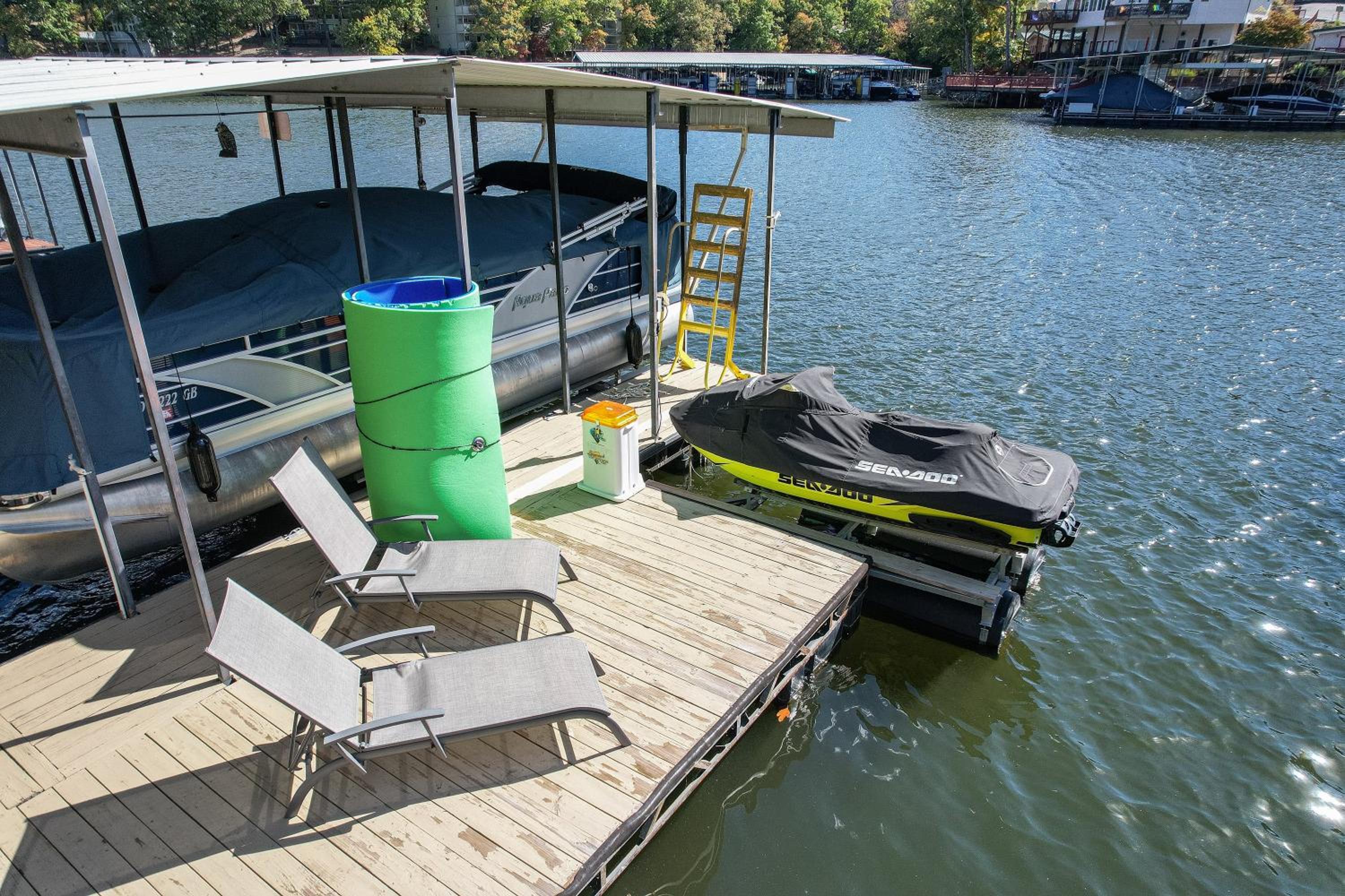 Close to The Strip, Private Dock & Screened Deck!