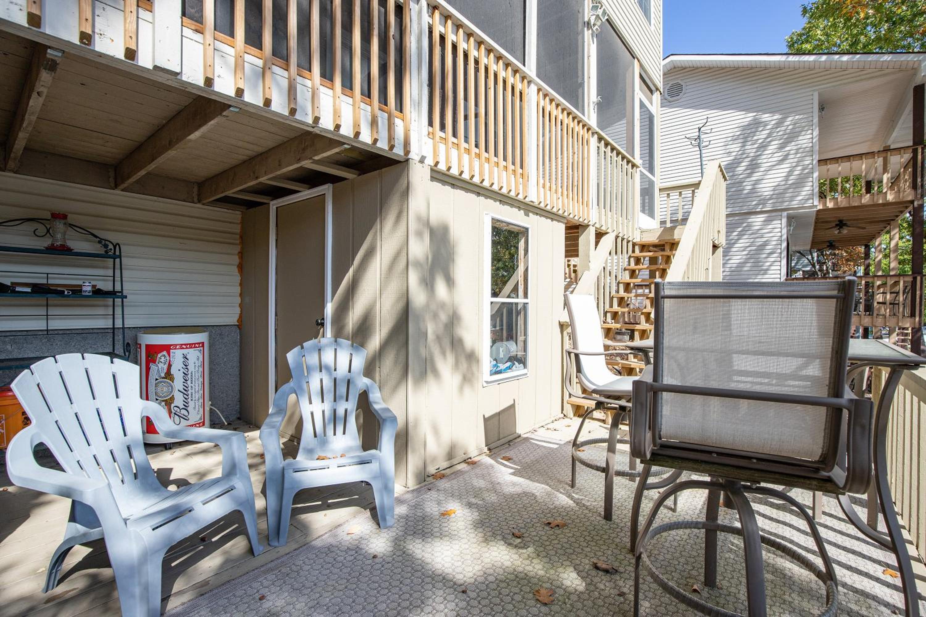 Close to The Strip, Private Dock & Screened Deck!
