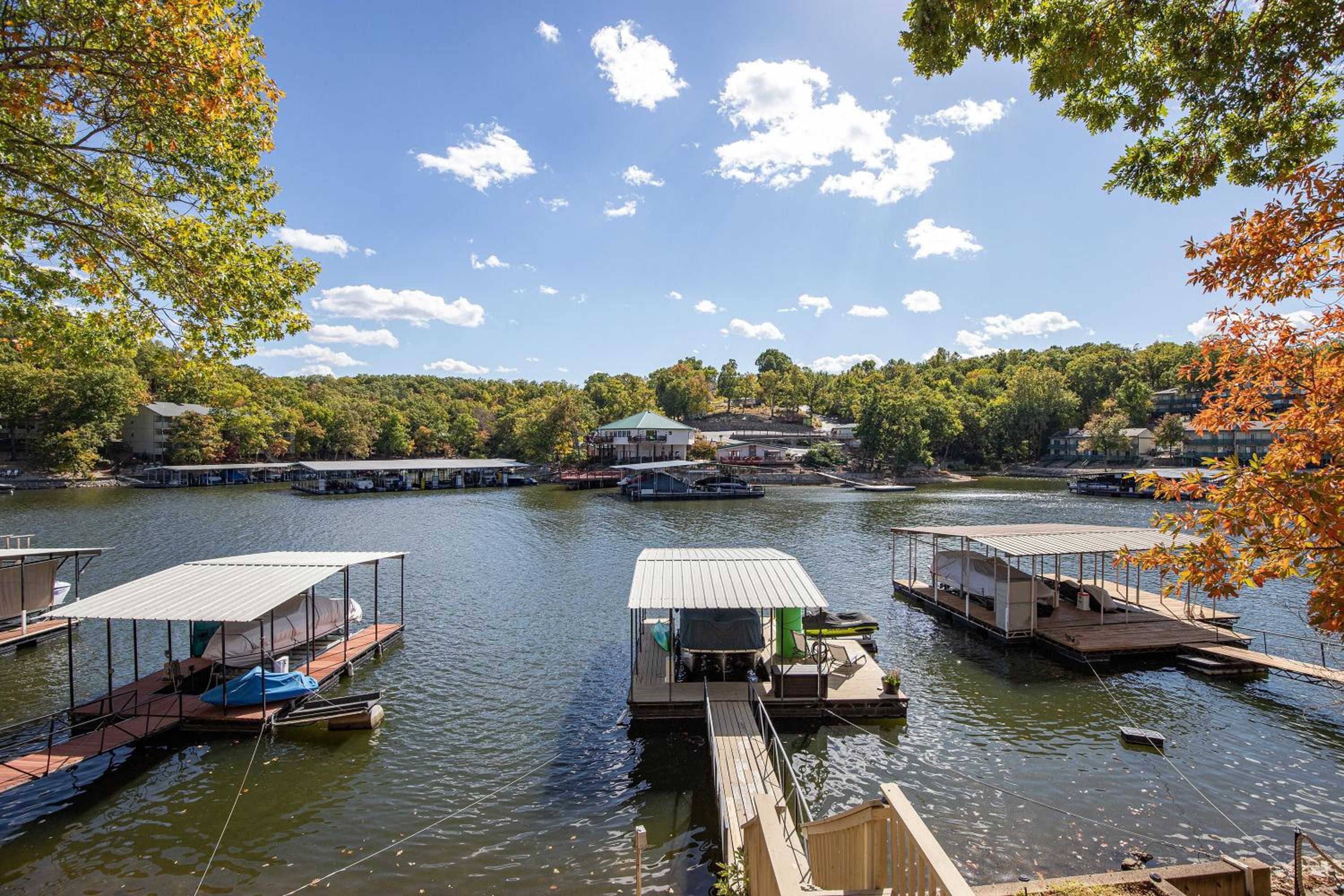 Close to The Strip, Private Dock & Screened Deck!