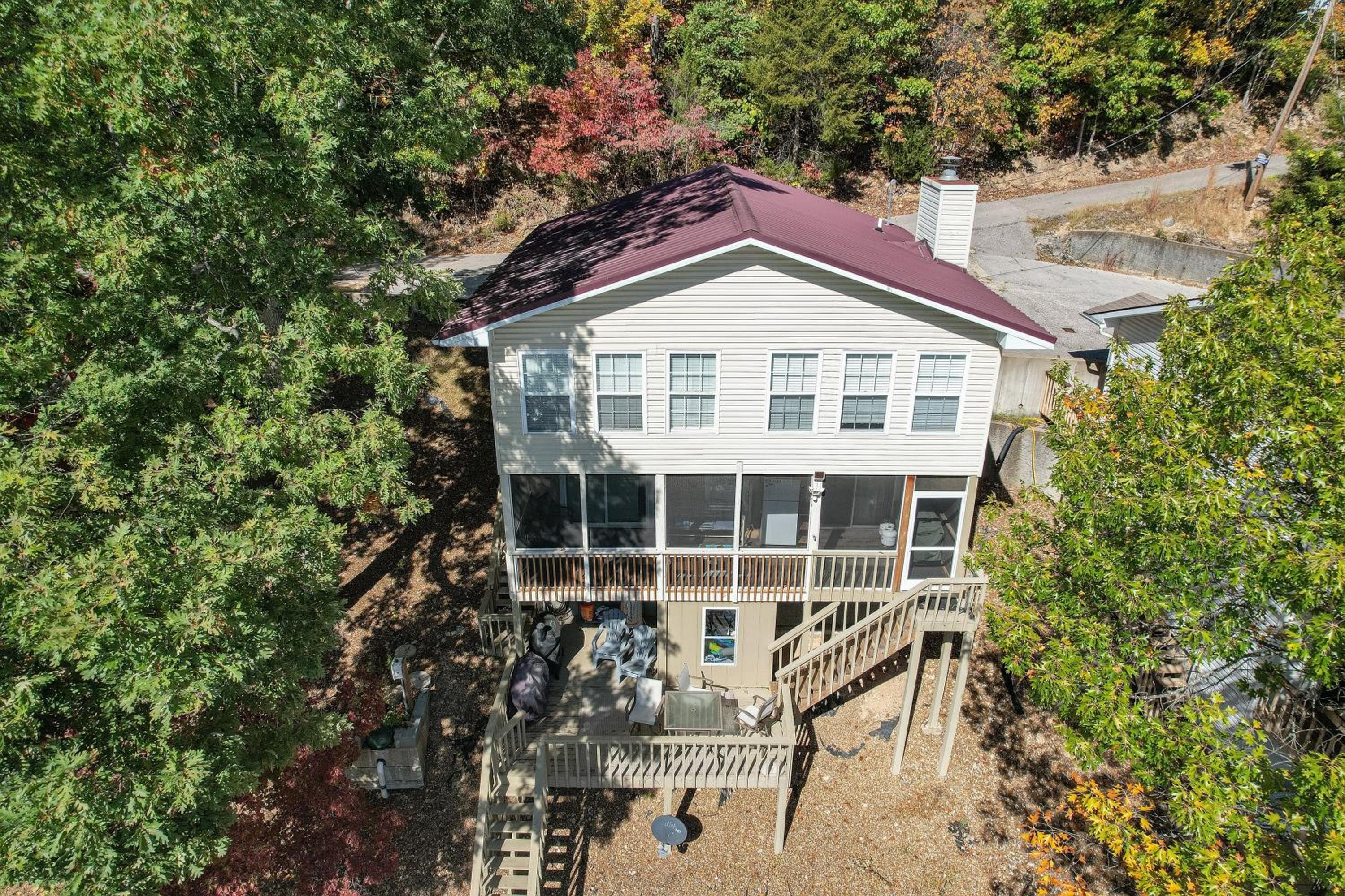 Close to The Strip, Private Dock & Screened Deck!