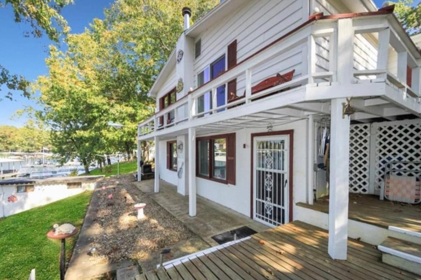 Amazing Lake Experiences! Private Hot Tub, Aamazing Dock, Firepit & Two Layers of Decks