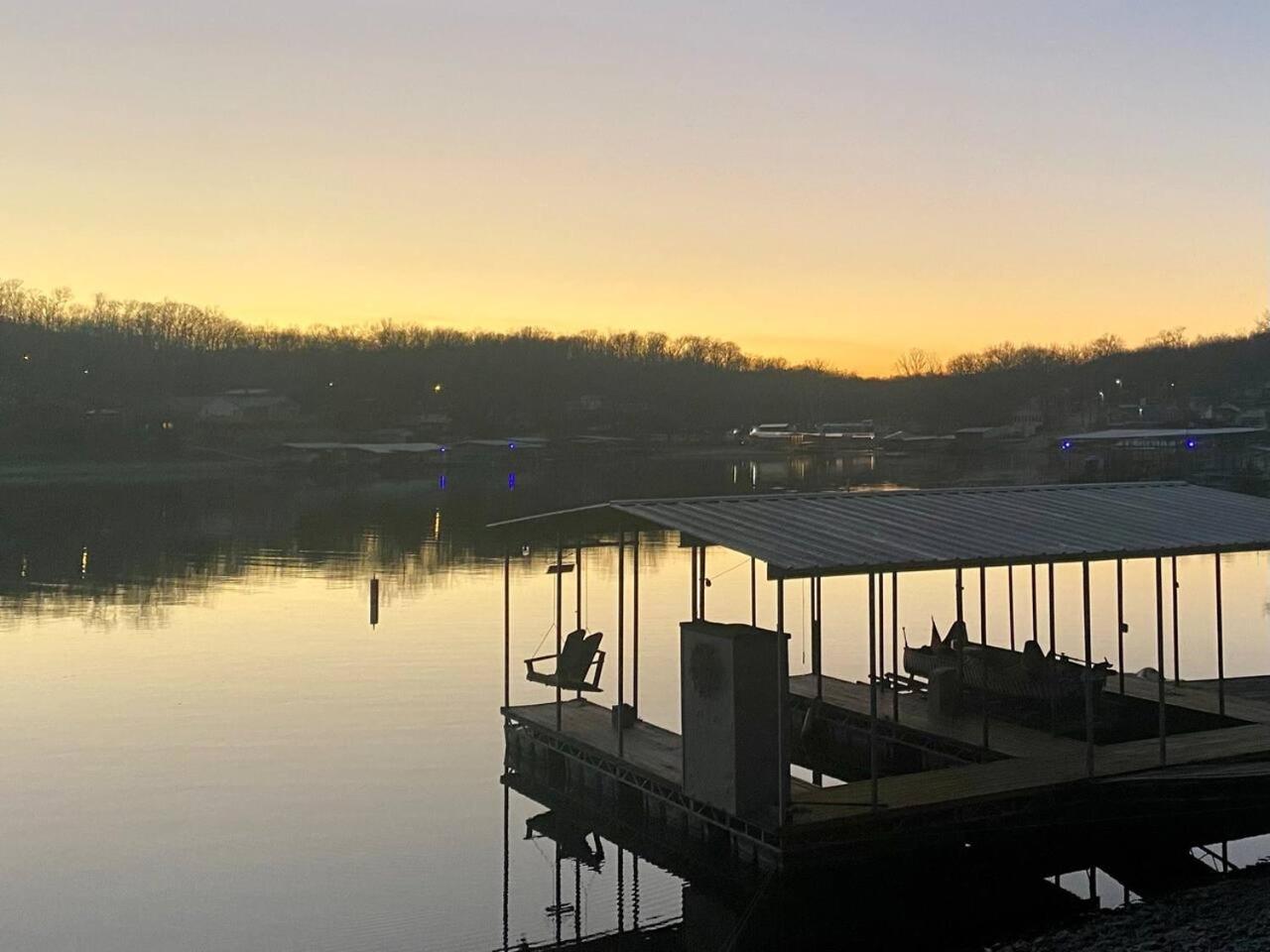 Amazing Lake Experiences! Private Hot Tub, Aamazing Dock, Firepit & Two Layers of Decks