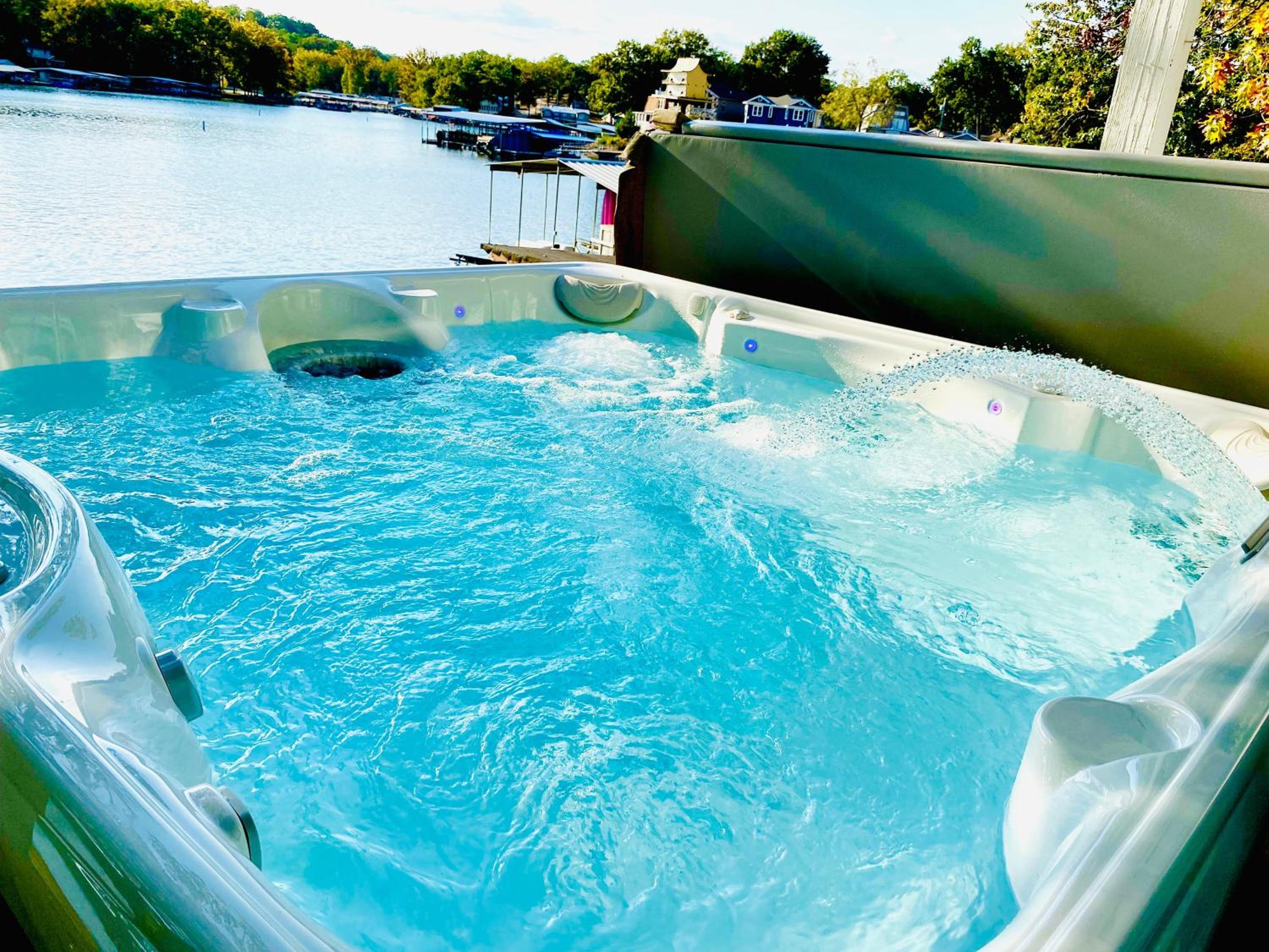 Amazing Lake Experiences! Private Hot Tub, Aamazing Dock, Firepit & Two Layers of Decks