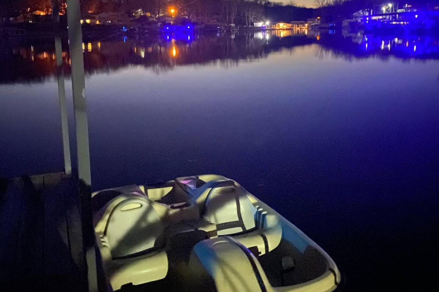 Amazing Lake Experiences! Private Hot Tub, Aamazing Dock, Firepit & Two Layers of Decks