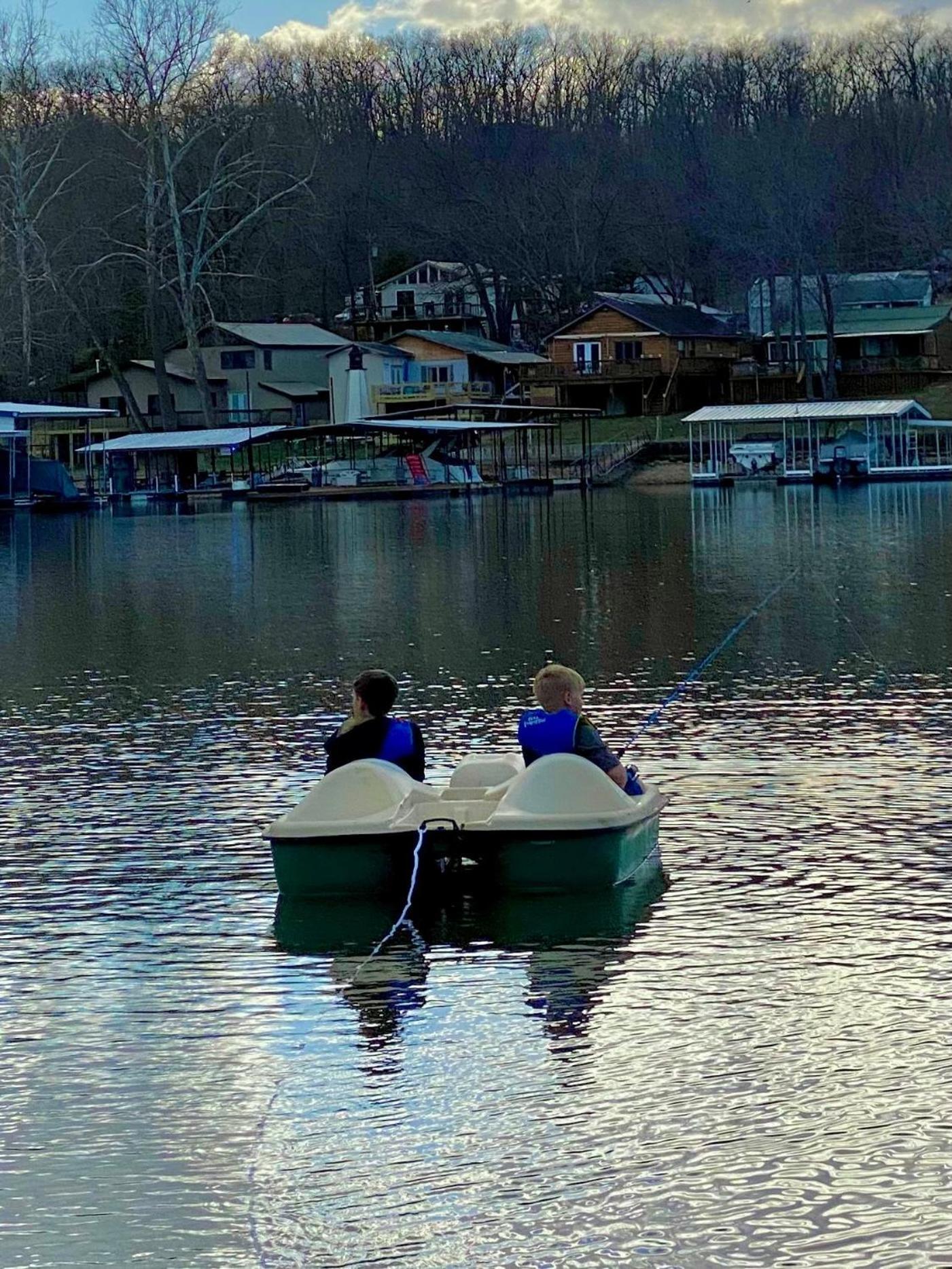 Amazing Lake Experiences! Private Hot Tub, Aamazing Dock, Firepit & Two Layers of Decks