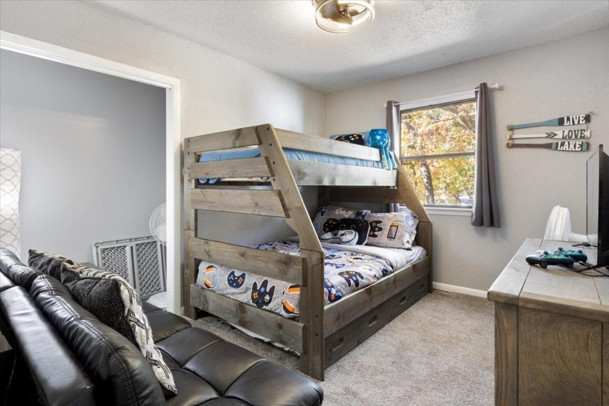 Amazing Lake Experiences! Private Hot Tub, Aamazing Dock, Firepit & Two Layers of Decks