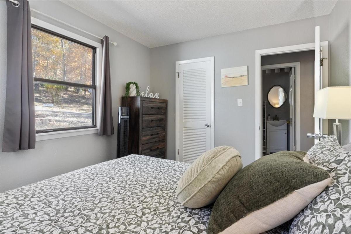 Amazing Lake Experiences! Private Hot Tub, Aamazing Dock, Firepit & Two Layers of Decks