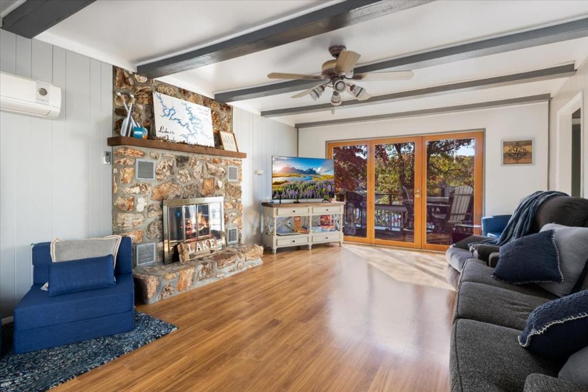 Amazing Lake Experiences! Private Hot Tub, Aamazing Dock, Firepit & Two Layers of Decks