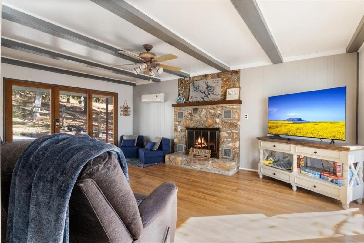 Amazing Lake Experiences! Private Hot Tub, Aamazing Dock, Firepit & Two Layers of Decks