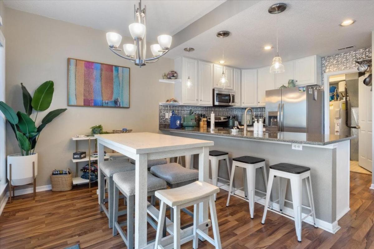 Amazing Wall of Windows, Swim Dock & Pet Friendly