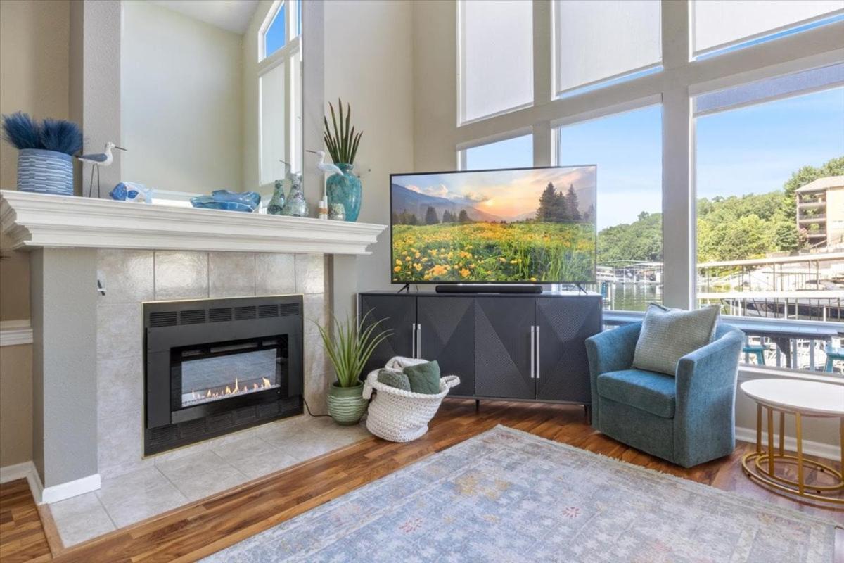 Amazing Wall of Windows, Swim Dock & Pet Friendly