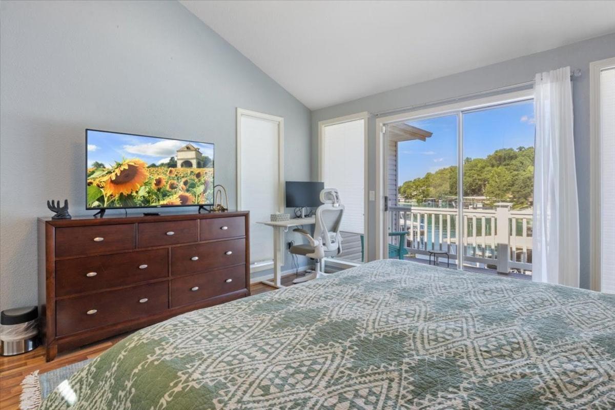 Amazing Wall of Windows, Swim Dock & Pet Friendly